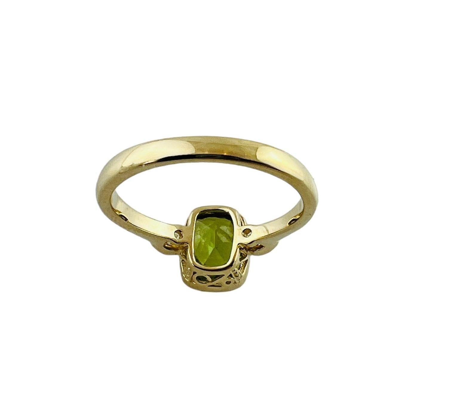14K Yellow Gold Peridot and Diamond Ring 

This ring has a center bezel set faceted green peridot stone which is surrounded you a single diamond on each side

Ring size 6.5

Shank approx. 2.3mm

Front of ring is approximately 9.4mm x 8.4mm

Diamonds