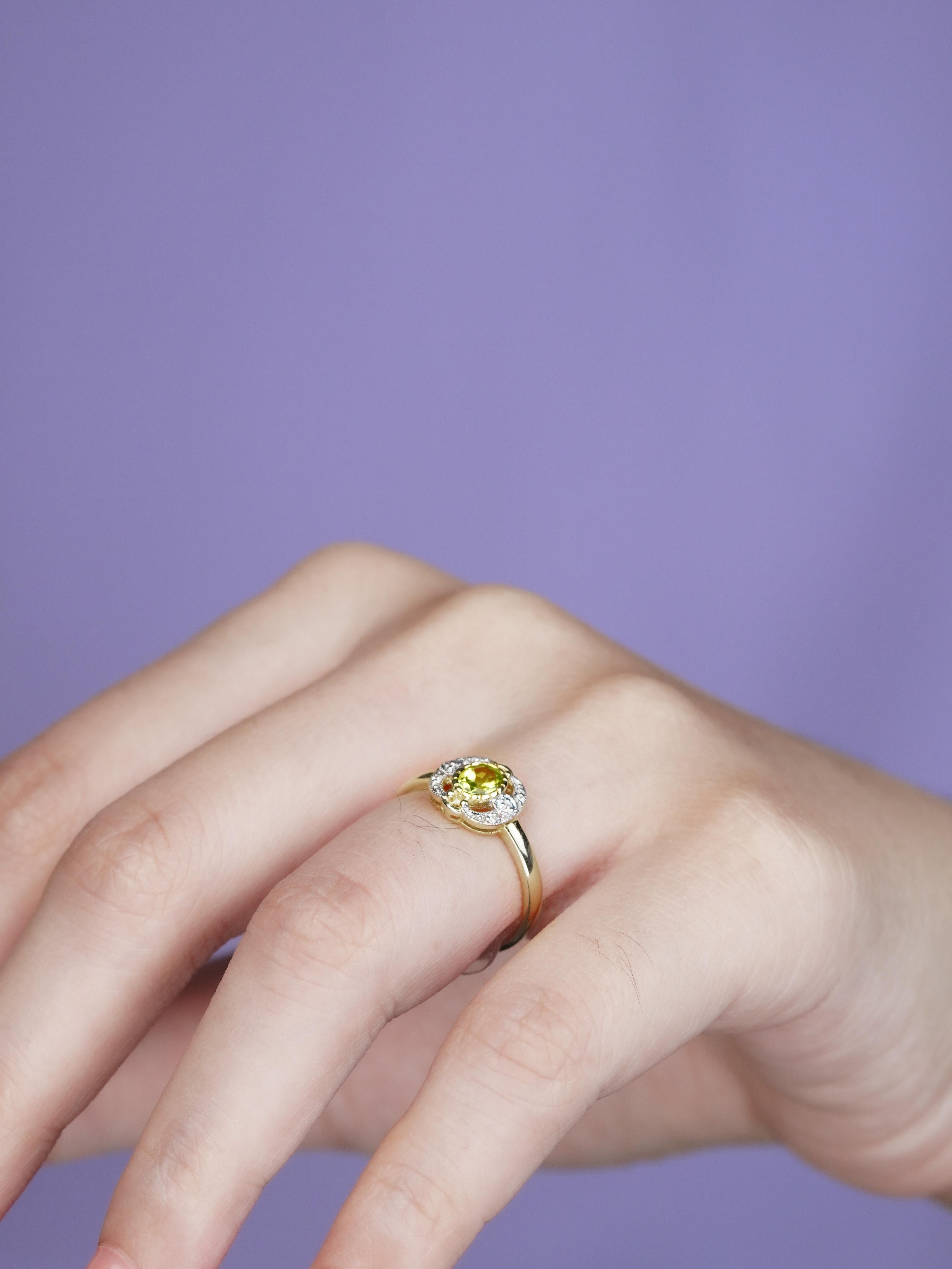 Anello in oro giallo 14K con peridoto e diamanti in stile vintage in vendita 4