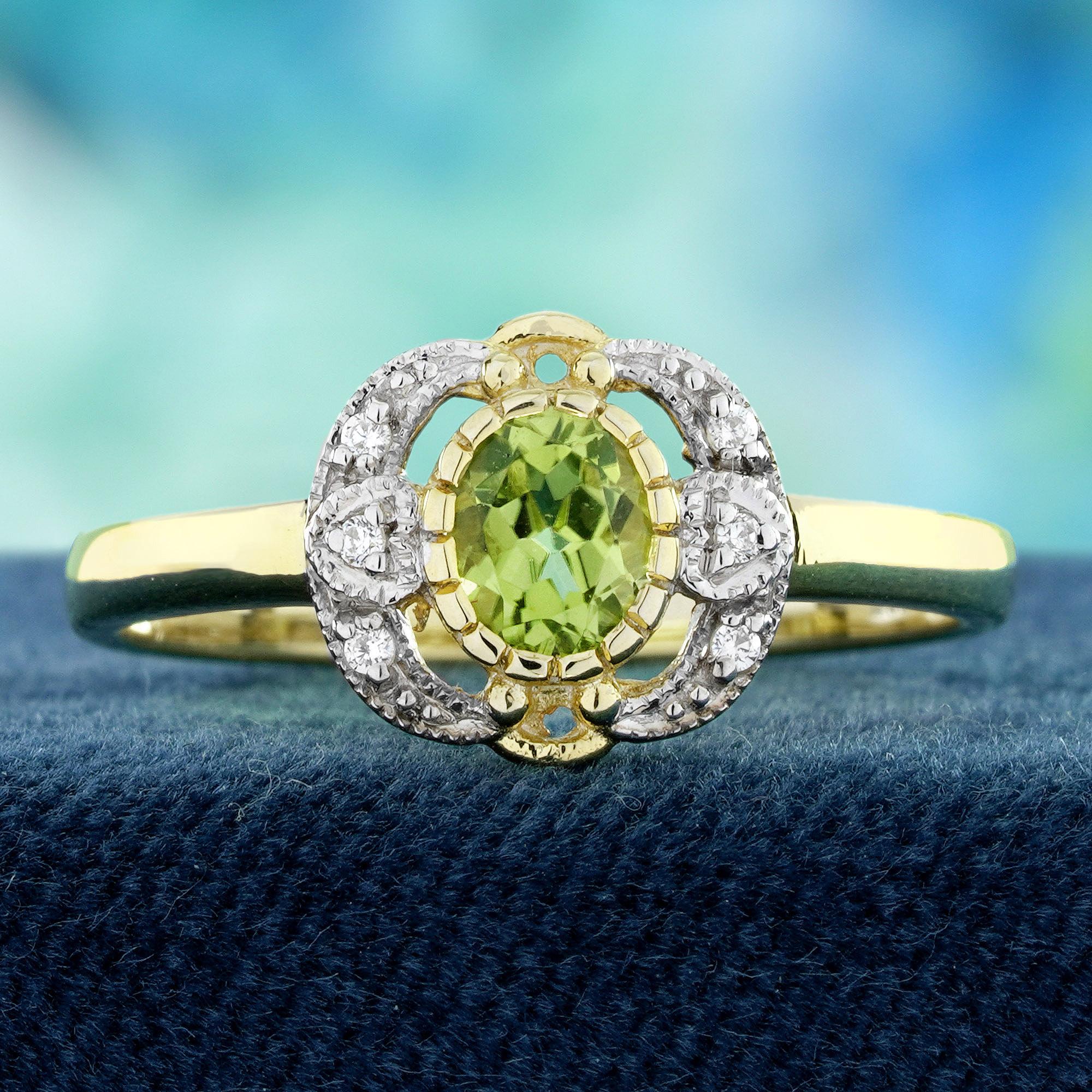 Un peridoto ovale brilla nel cuore di questo anello in stile vintage, con una fresca e verde luminosità. I diamanti circondano la pietra centrale in un grazioso alone, aggiungendo un delicato luccichio che cattura ogni guizzo di luce. I raffinati