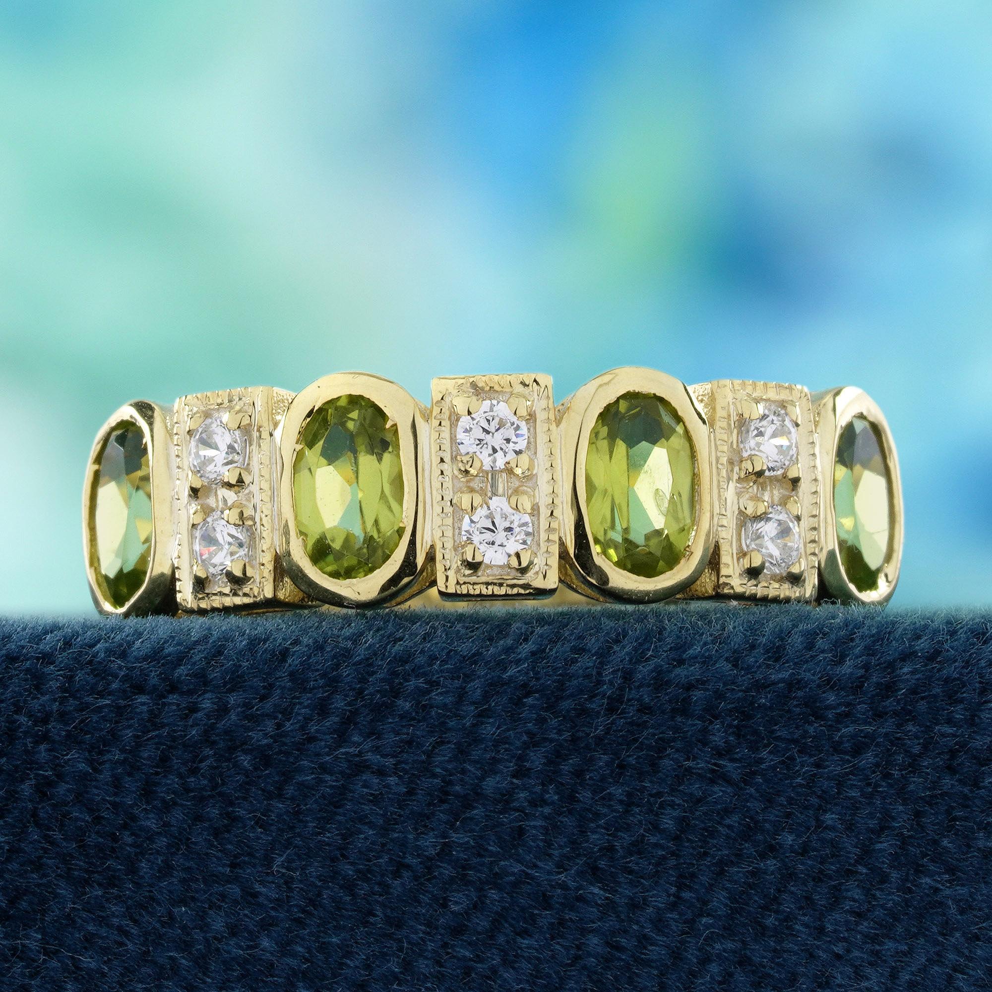 L'anello irradia una brillantezza fresca e verdeggiante. I diamanti danzano accanto ad esso in un elegante motivo alternato che aggiunge scintille da ogni angolazione. La delicata lavorazione del metallo incornicia le pietre con un fascino antico,