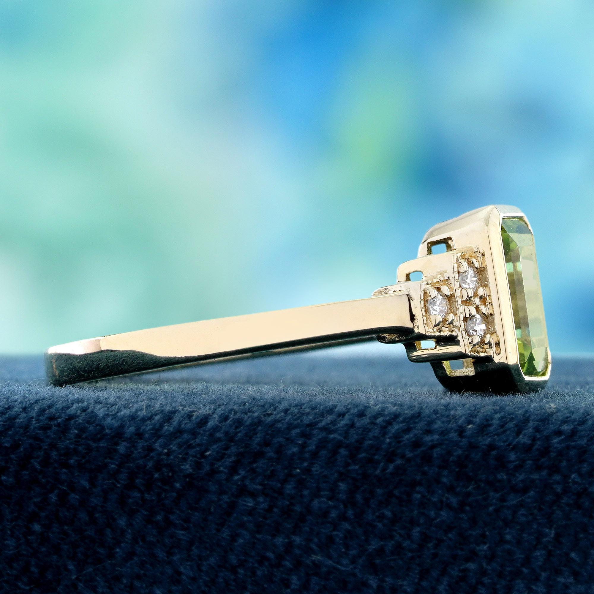 14K Yellow Gold Peridot and White Sapphire Vintage Style Engagement Ring Corte esmeralda en venta