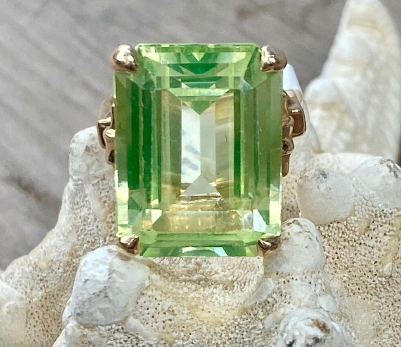14K Gelbgold Peridot Cocktail Ring
Atemberaubende 14k Gelbgold Peridot Ring. 11.0 Gramm TW. Die Abmessungen betragen etwa 19 mm x 12,8 mm. Ungefähr 20 Karat. Gezeichnet 14k. Ungefähre Größe 6..5

