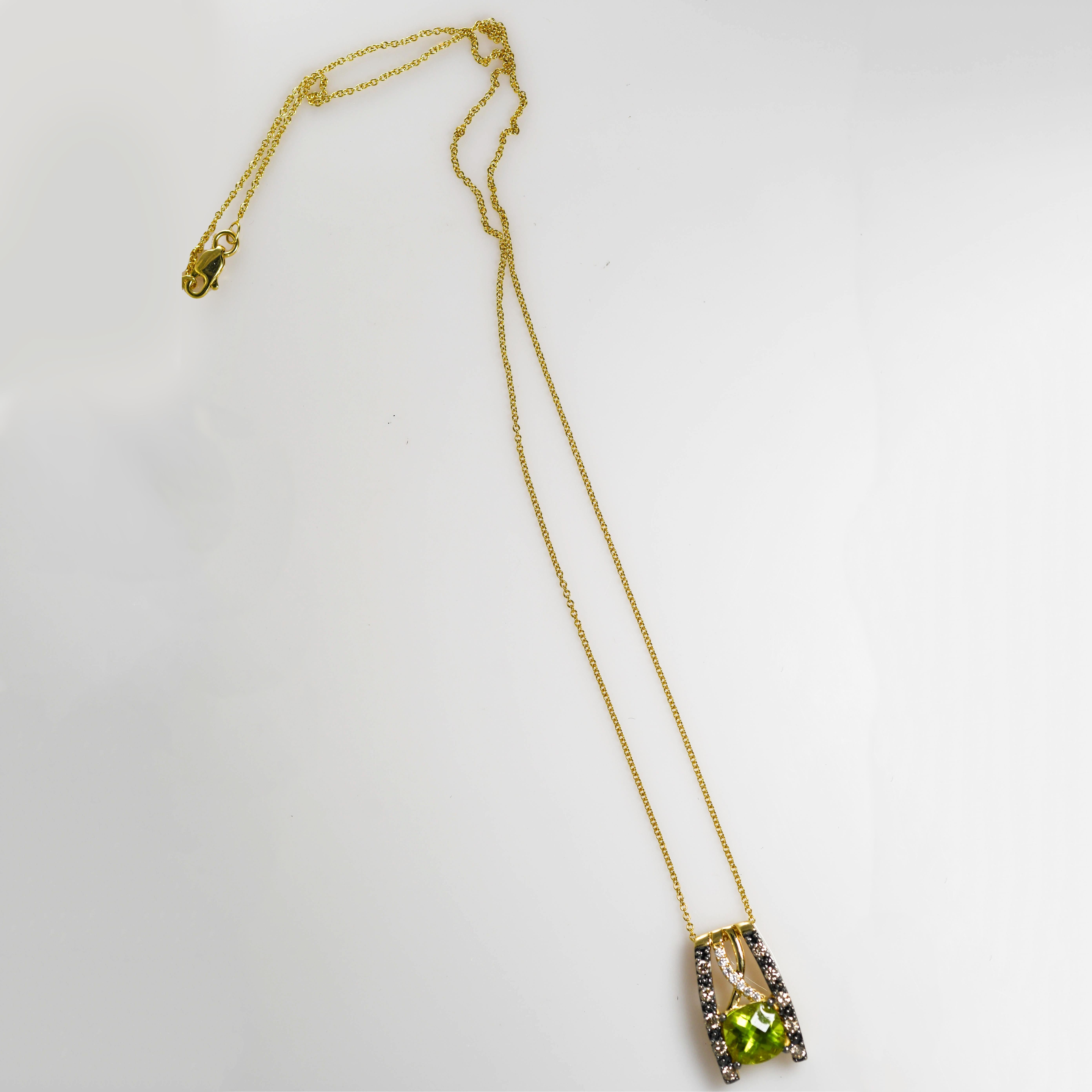 Collier en or jaune 14k, péridot et diamant.
Estampillé 14k et le poids brut est de 4,9 grammes.
La pierre centrale est un péridot légèrement vert jaunâtre, taille coussin, facettes en damier, 2 carats.
Les diamants sur les bords extérieurs sont de