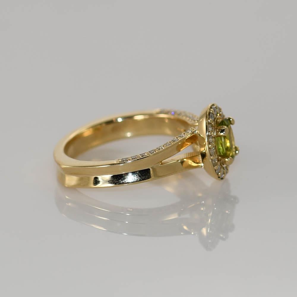 Bague en péridot et diamant dans une monture en or jaune 14k.
Estampillé 14k et pèse 8,2 grammes.
Le péridot de forme ovale pèse environ 1,00 carat.
Il y a un éclat sur le bord sous l'une des pinces.
Les diamants latéraux sont de taille ronde et