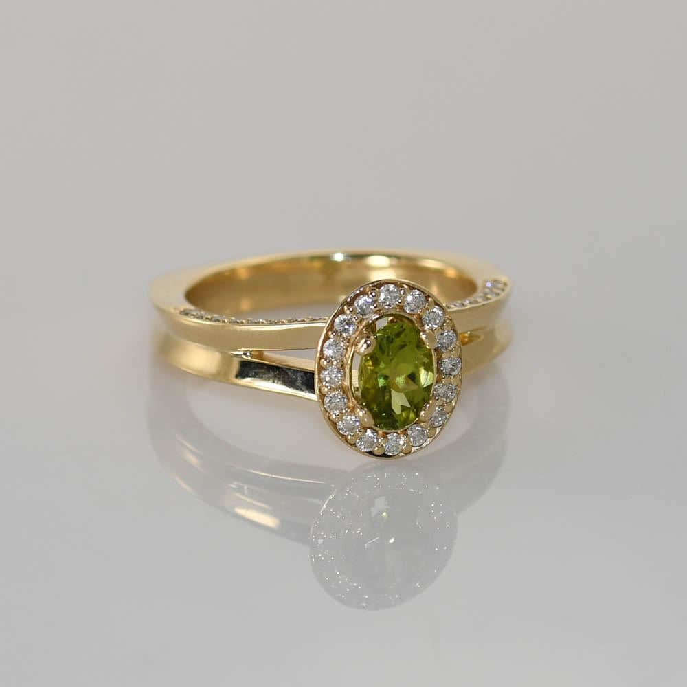 Taille ronde Bague en or jaune 14K avec péridot et diamant 8.2g en vente