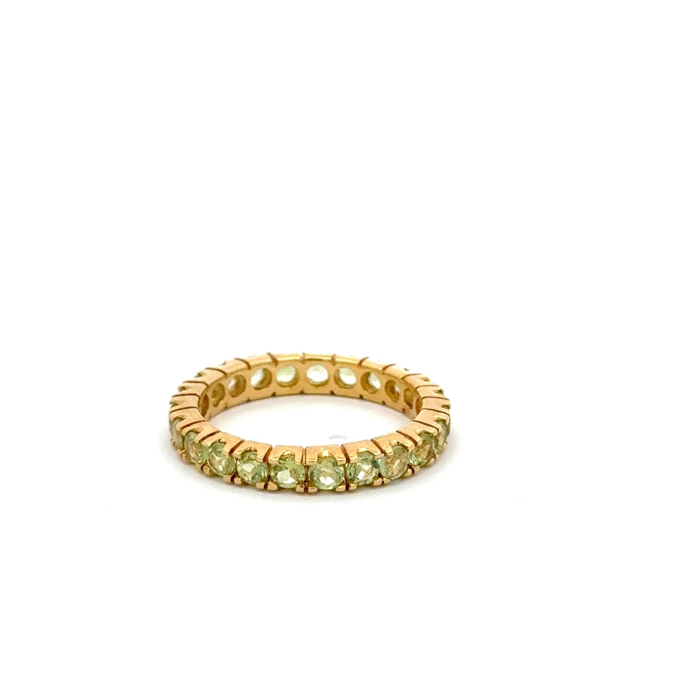 14K Yellow Gold Peridot Eternity Band Ring, 1.25 Carats (Rundschliff) im Angebot