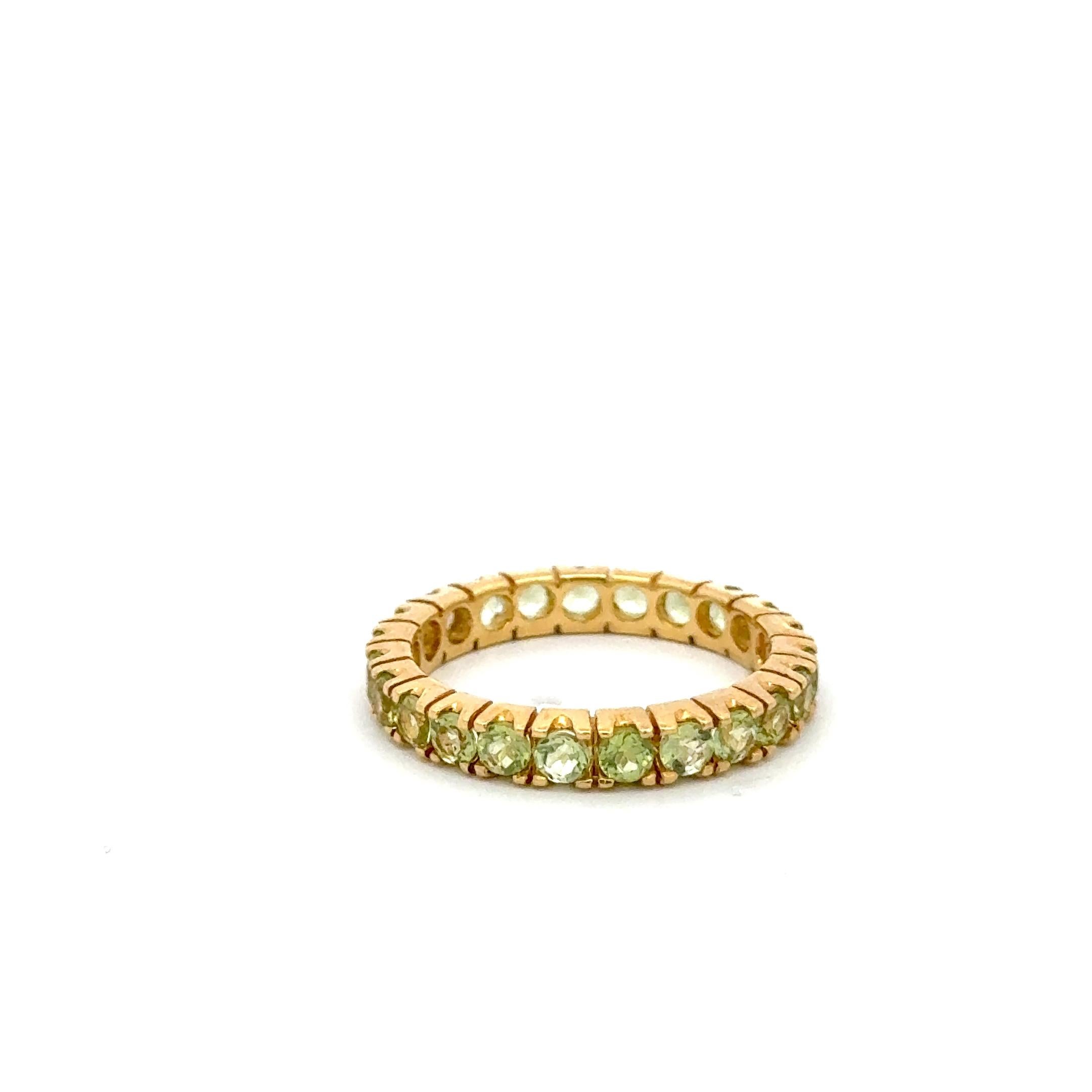14K Yellow Gold Peridot Eternity Band Ring, 1.25 Carats Damen im Angebot