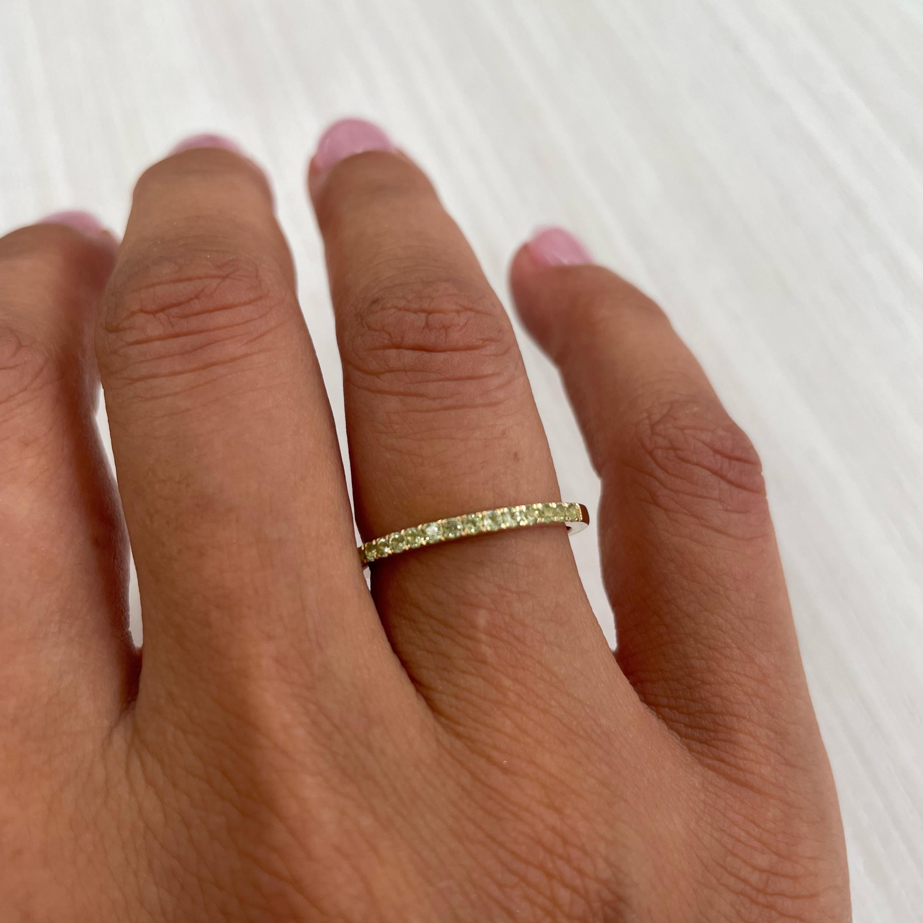 Charmantes Design - Dieses stapelbare, halbkreisförmige Band ist aus 14 Karat Gold gefertigt und weist einen runden Peridot von ca. 0,17 Karat auf, erhältlich in Weiß-, Gelb- und Roségold
 Maße für die Ringgröße: Die Fingergröße dieses Saphirrings