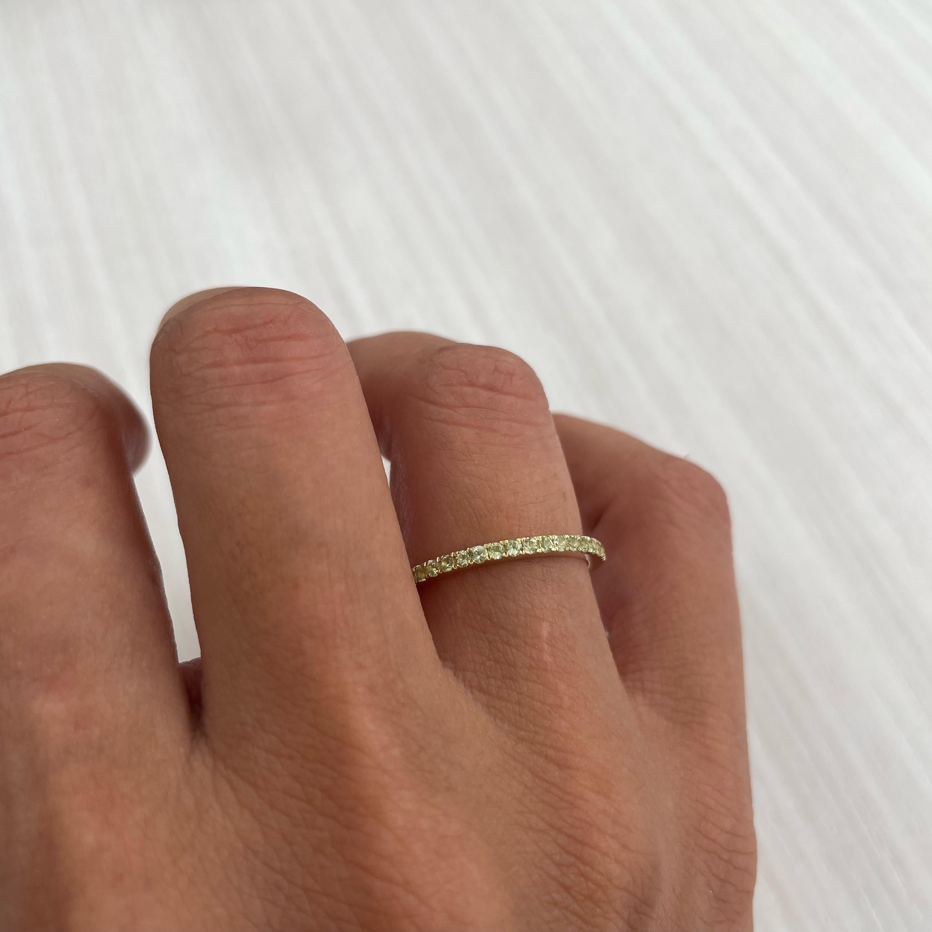 14 Karat Gelbgold Peridot Halb-Way-Ohrring für Sie (Zeitgenössisch) im Angebot