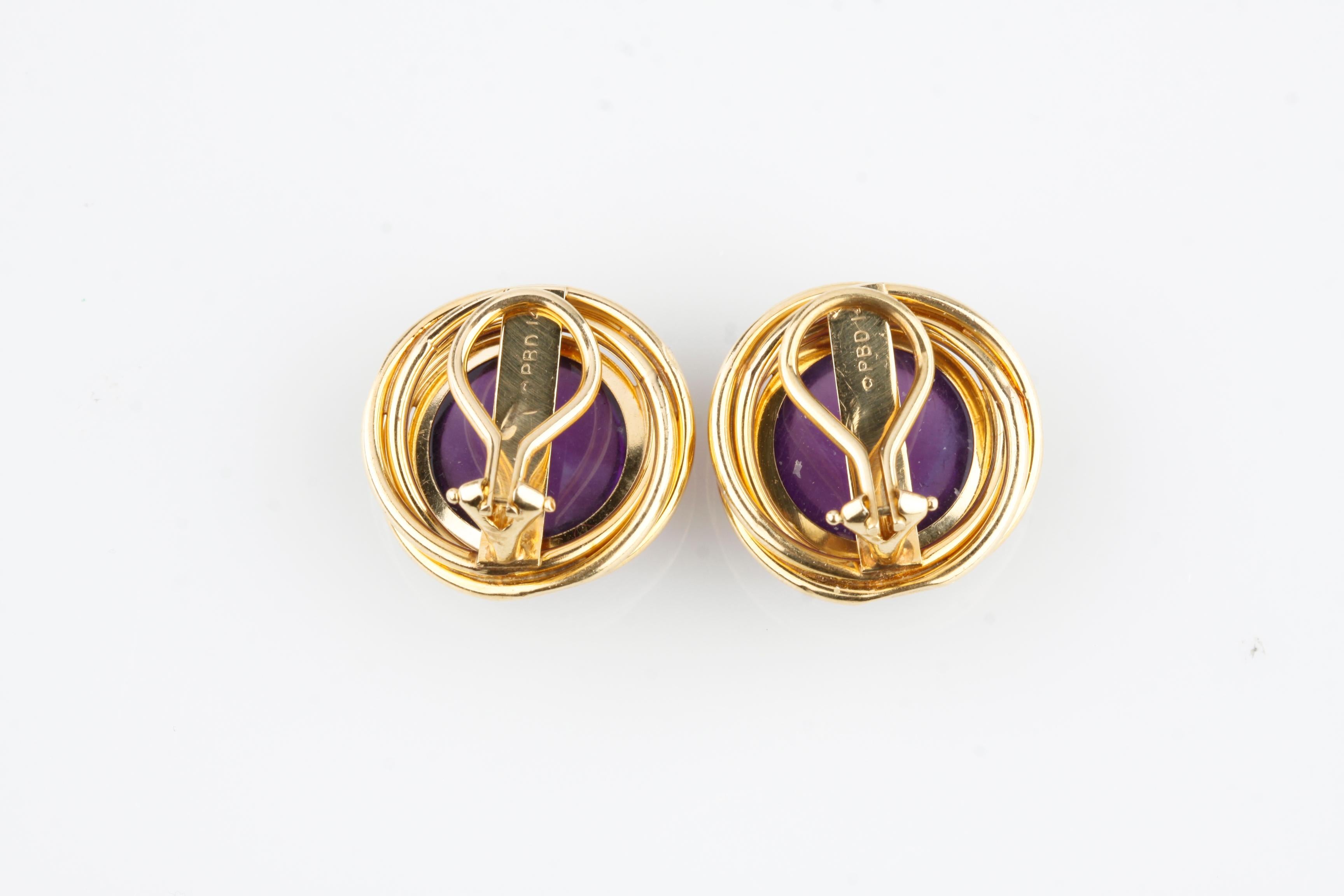 Gorgeous 14k Yellow Gold Round Clip-on Earrings by Peter Brams Designs
Feature Appx 2 Carats Amethyst Cabochons
Diameter of Earrings = 20 mm
Total Mass = 9.7 grams
Gorgeous Vintage Earrings!