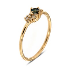 Anello Petie in oro giallo 14K con zaffiro rotondo azzurro e diamante centrale 0,13 carati