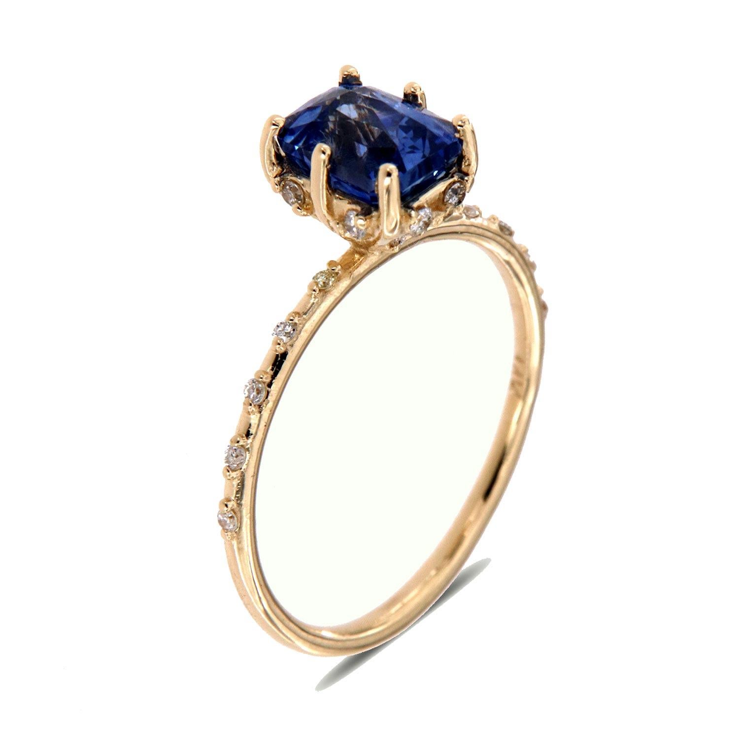 Dieser zarte Ring zeigt einen einzigartigen, länglichen, facettierten, natürlichen, nicht erhitzten hellblauen Saphir von 1,63 Karat, der in sechs (6) winzigen Zacken gefasst ist. Zwölf (12) runde Brillanten sind gleichmäßig unter der Krone auf