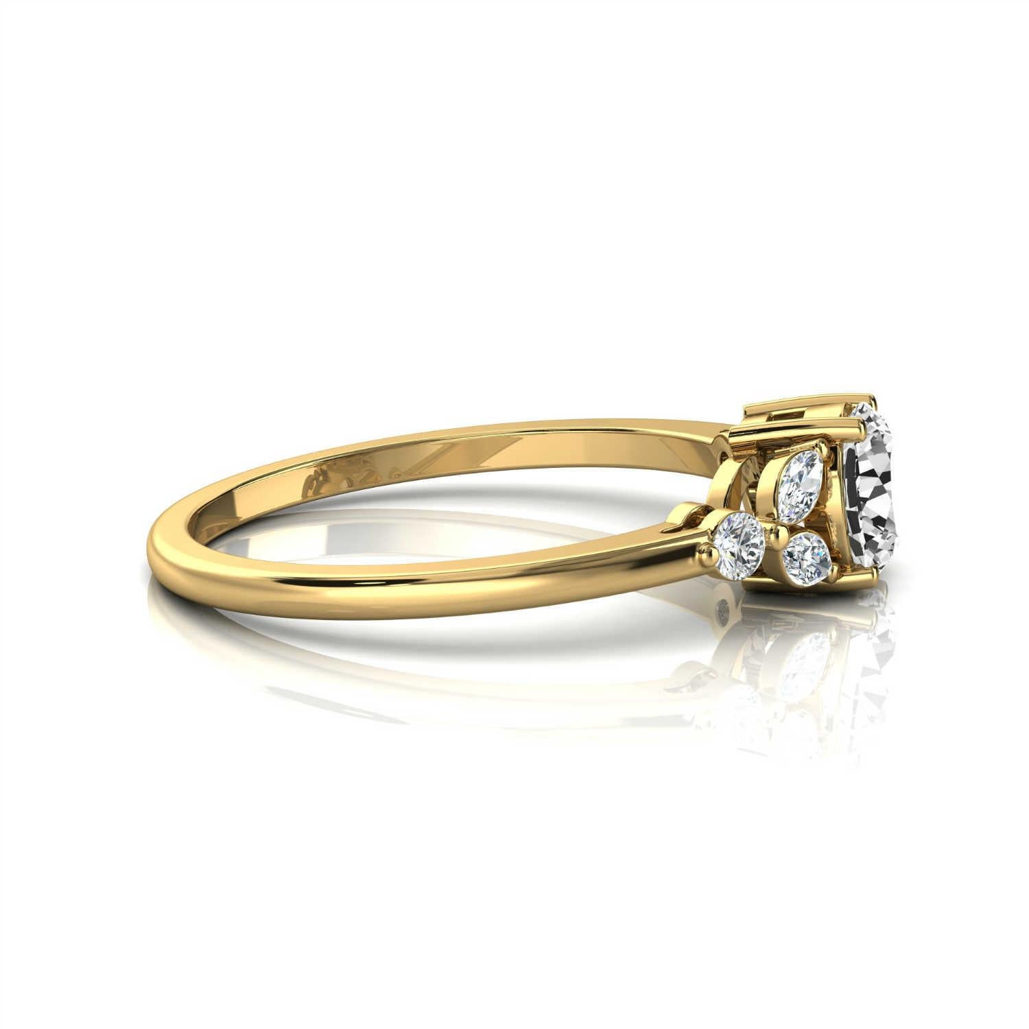 Taille ronde Bague en or jaune 14 carats avec petit diamant rond de conception organique au centre, 1/2 carat en vente