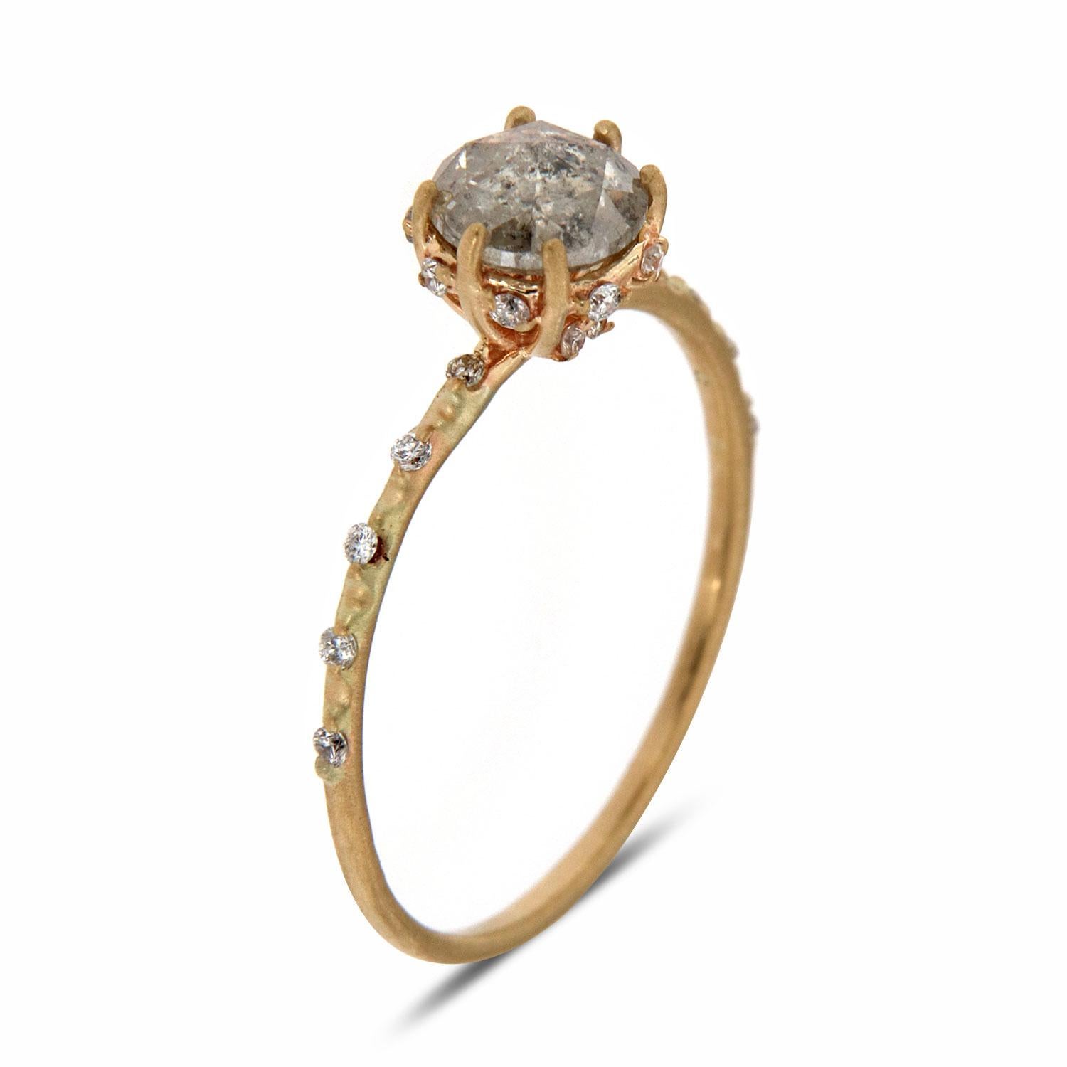 Cette bague minimaliste rustique présente dix (10) diamants ronds brillants sertis sur une tige texturée de 1,2 mm de large à la finition mate. Au centre de la bague est serti entre six (6) minuscules griffes, un diamant rond sel et poivre de 0,90