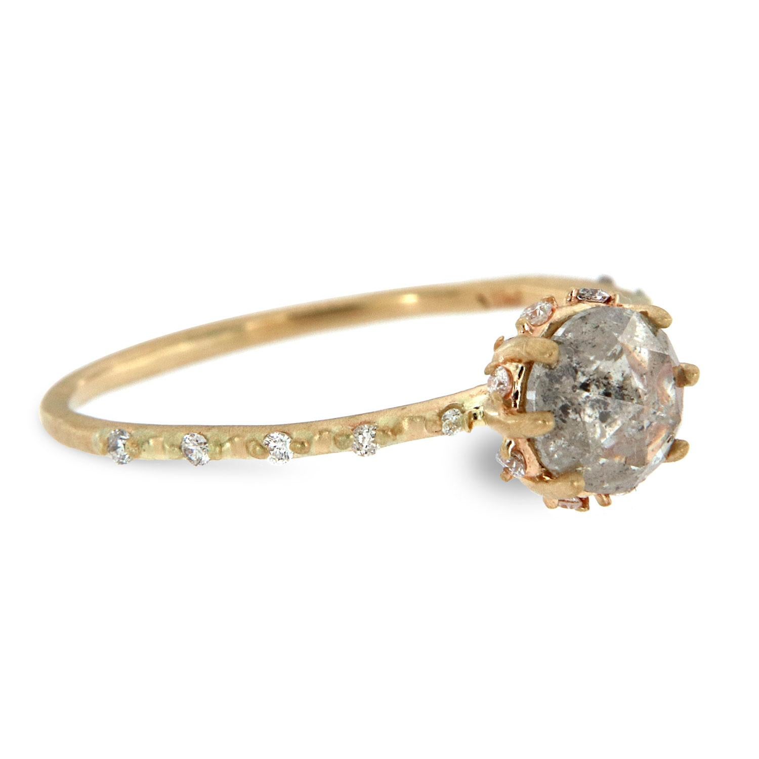 Taille ronde Petite bague en or jaune 14 carats avec diamants organiques sel et poivre au centre, 0,90 carat en vente