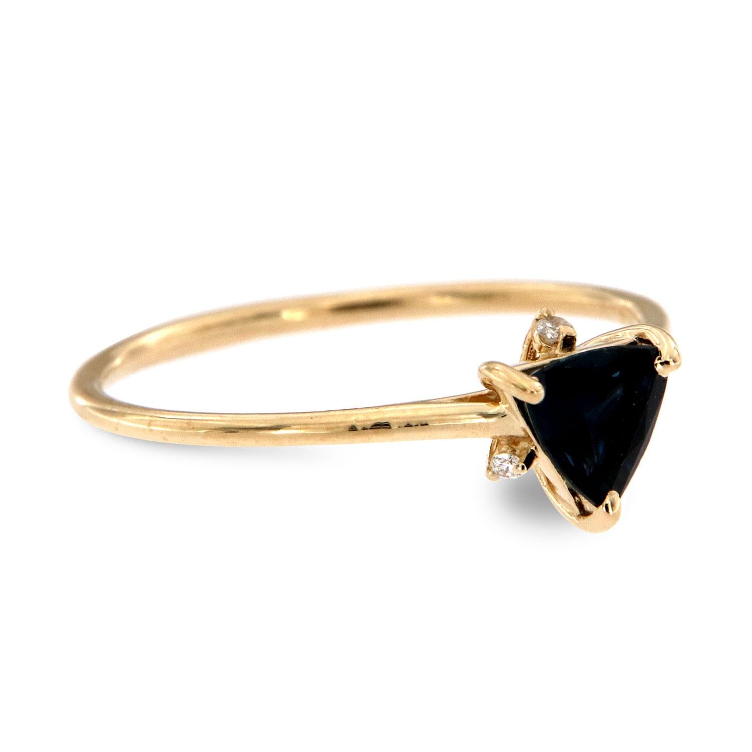 14K Gelbgold Ring mit organischem dreieckigem Saphir und Diamant in der Mitte 0,48 Karat (Trillionschliff) im Angebot