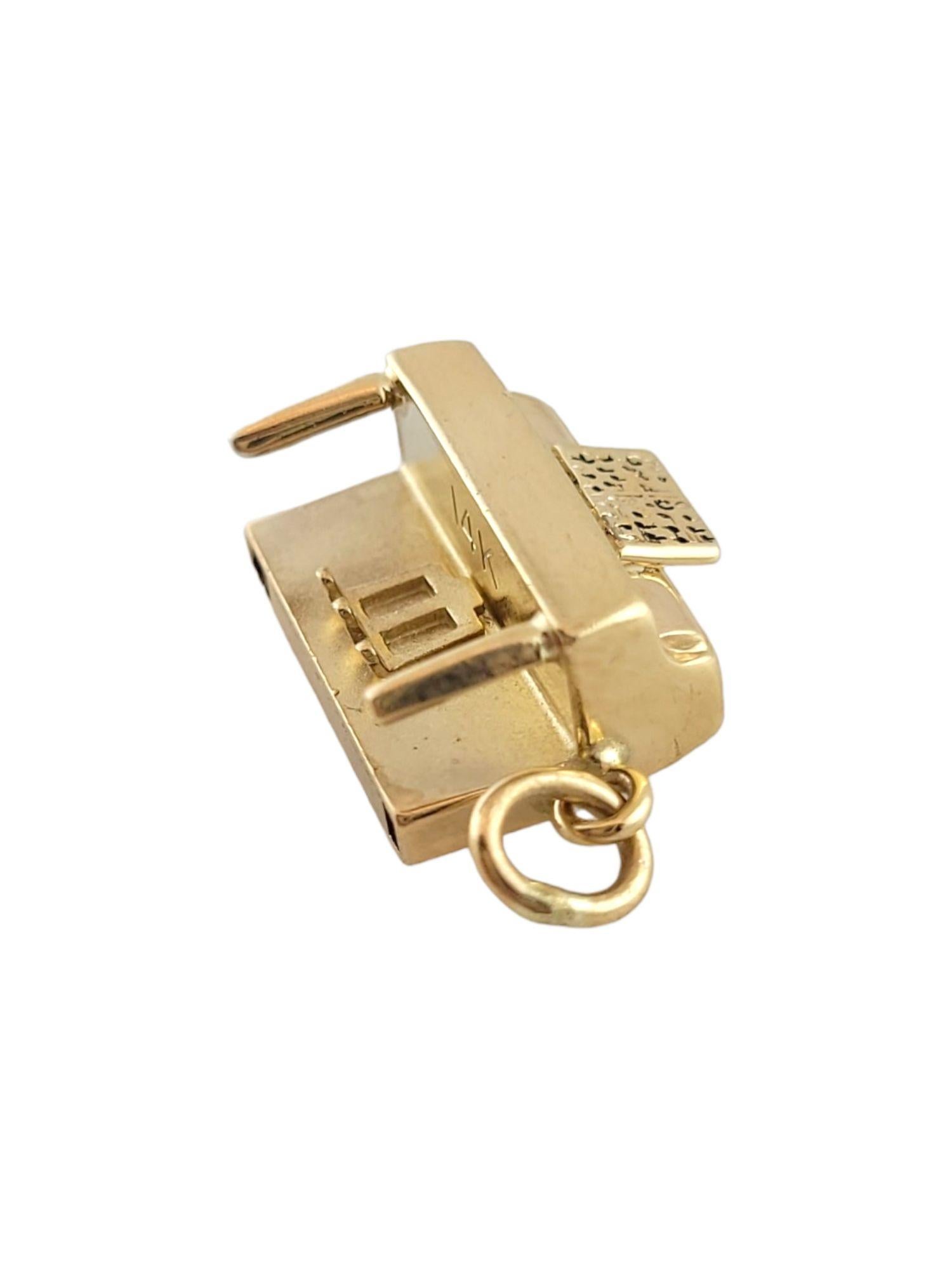 Charm d'orgue vintage en or jaune 14K

Cette breloque d'orgue est fabriquée en or jaune 14 carats et constitue un cadeau idéal pour les amateurs de musique et d'instruments !

Taille : 11.6mm X 16.4mm X 6.5mm

Poids : 2,32 g/ 1,5 dwt

Poinçon :