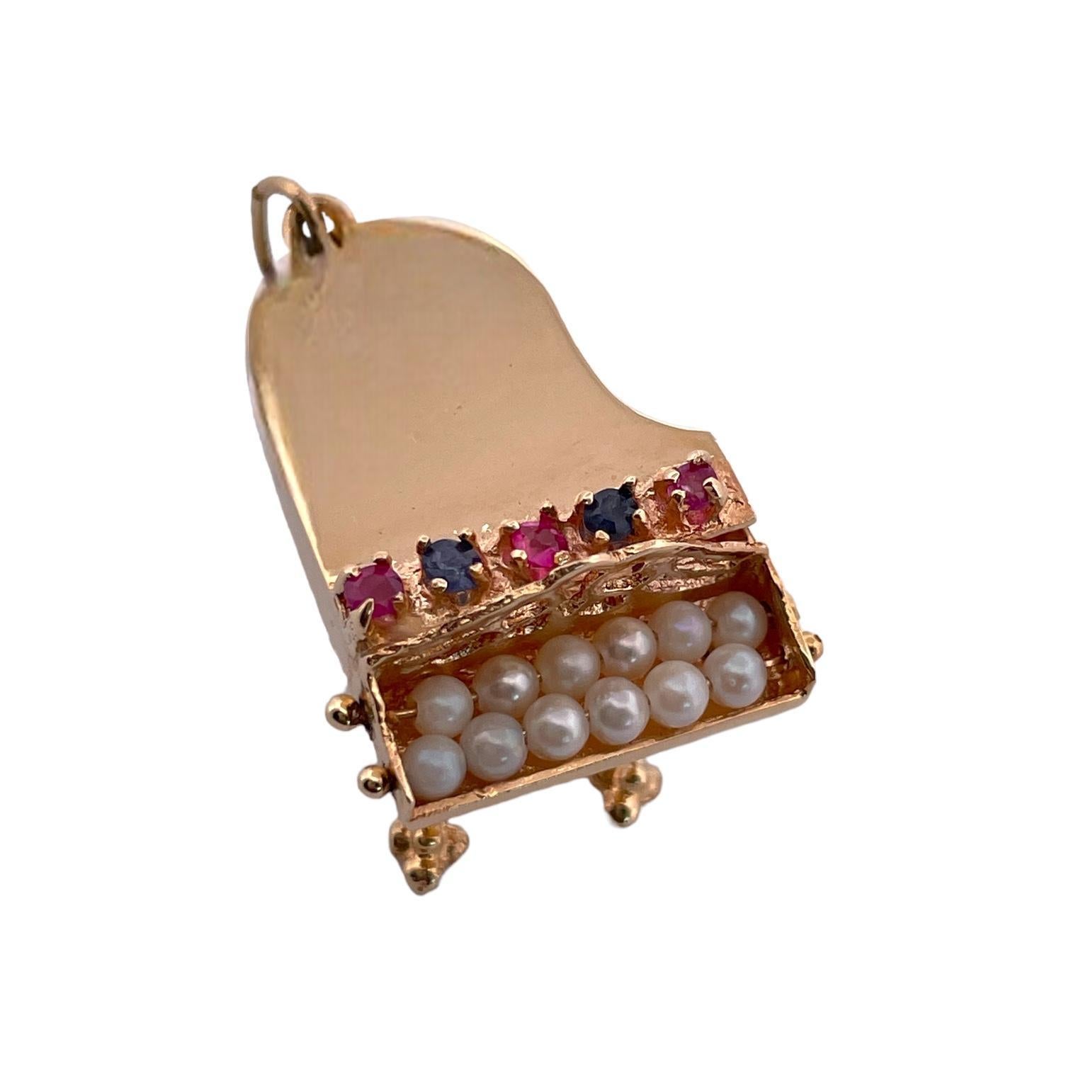 Taille ronde Pendentif de piano en or jaune 14 carats avec saphir, rubis et perles en vente
