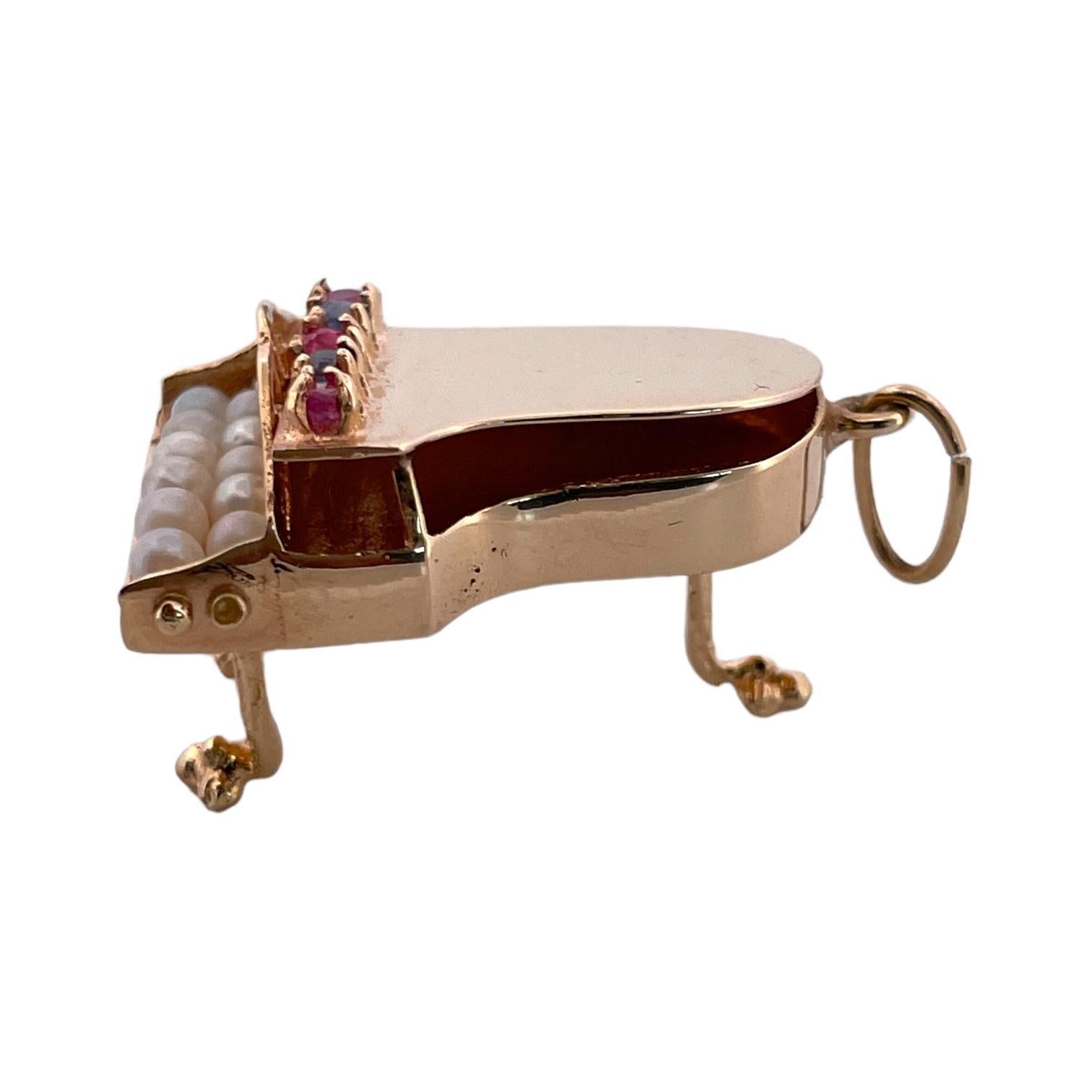 Pendentif de piano en or jaune 14 carats avec saphir, rubis et perles Unisexe en vente