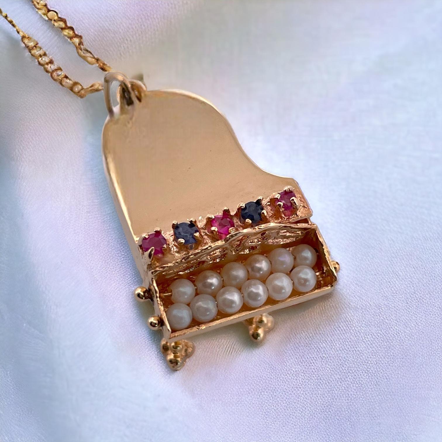 Pendentif de piano en or jaune 14 carats avec saphir, rubis et perles en vente 1