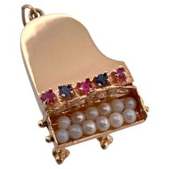 Colgante de oro amarillo de 14 quilates Colgante de piano con rubí zafiro y perlas