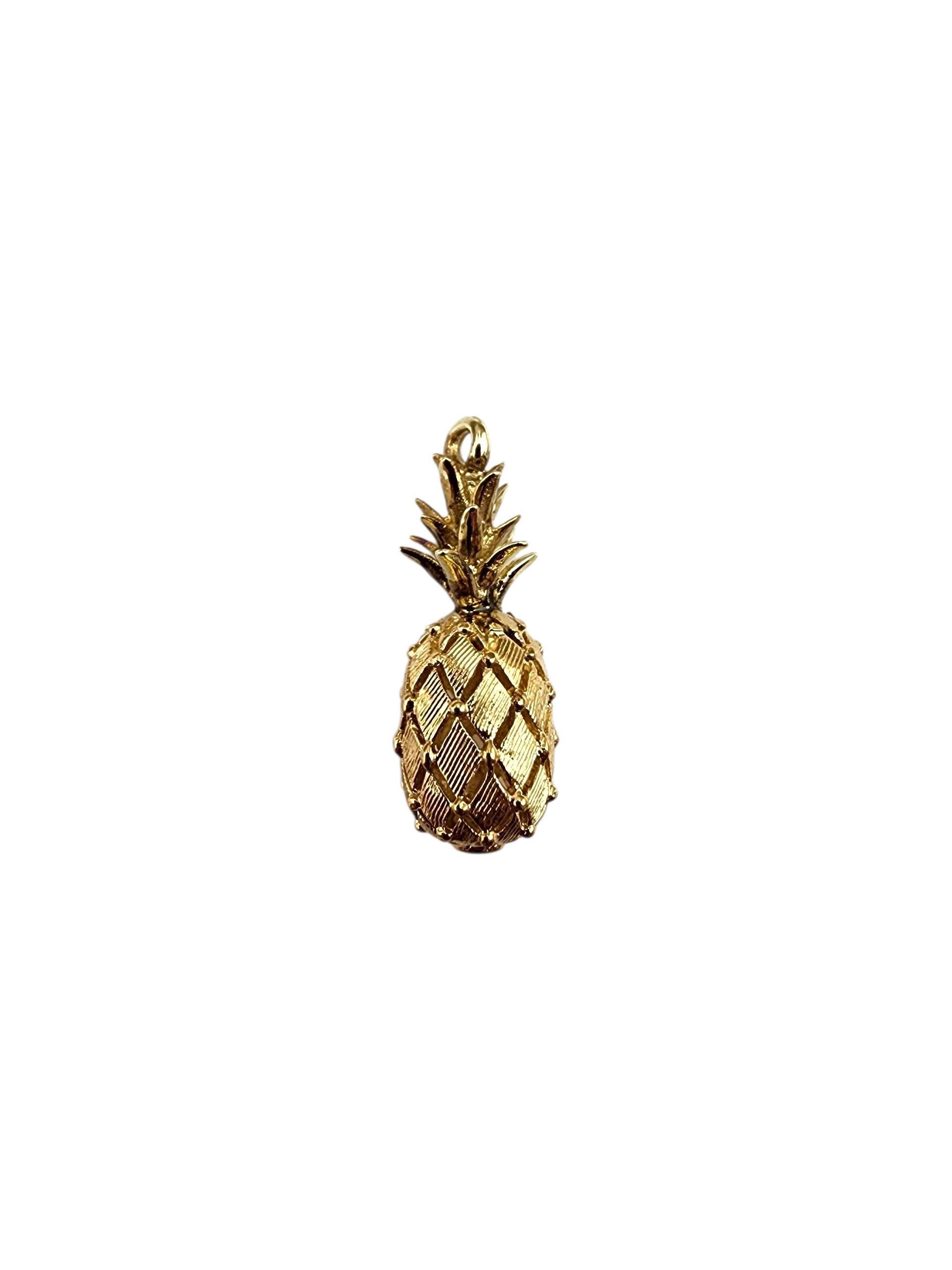 Charm ananas in oro giallo 14K.

Aggiungi un tocco tropicale ai tuoi gioielli con questo charme ananas in oro giallo 14K. Simboleggiando il calore, l'ospitalità e le buone vibrazioni, il suo design dettagliato e la finitura lucida lo rendono un