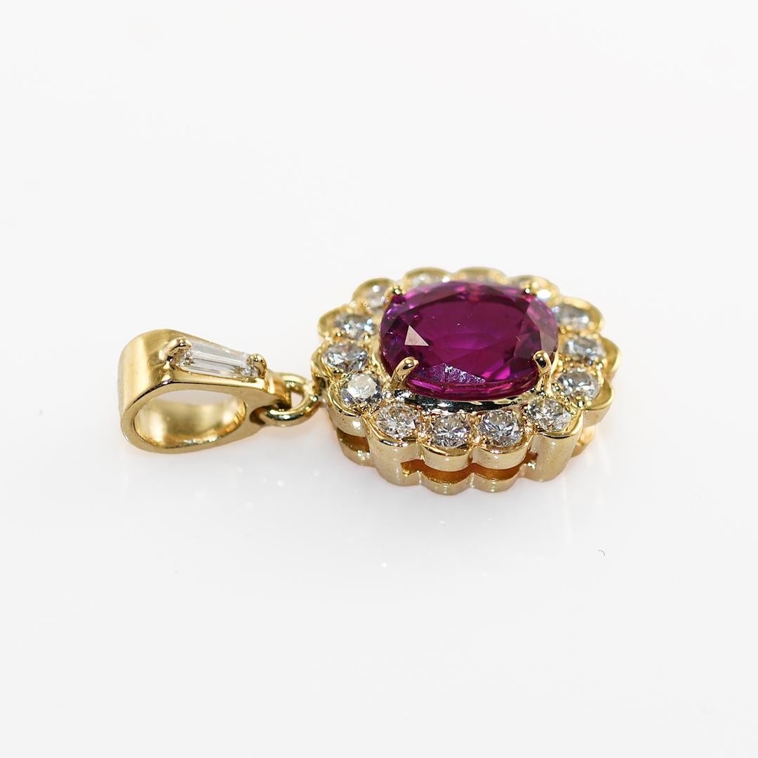 Pendentif en saphir rose et diamant en or jaune 14k.

Testé en 14k et pèse 2,8 grammes.

Le saphir ovale est d'une couleur rose foncé et brillant de première qualité, 1,84 carats,  Il n'y a pas d'amélioration de la chaleur, ce qui est rare.

80 %