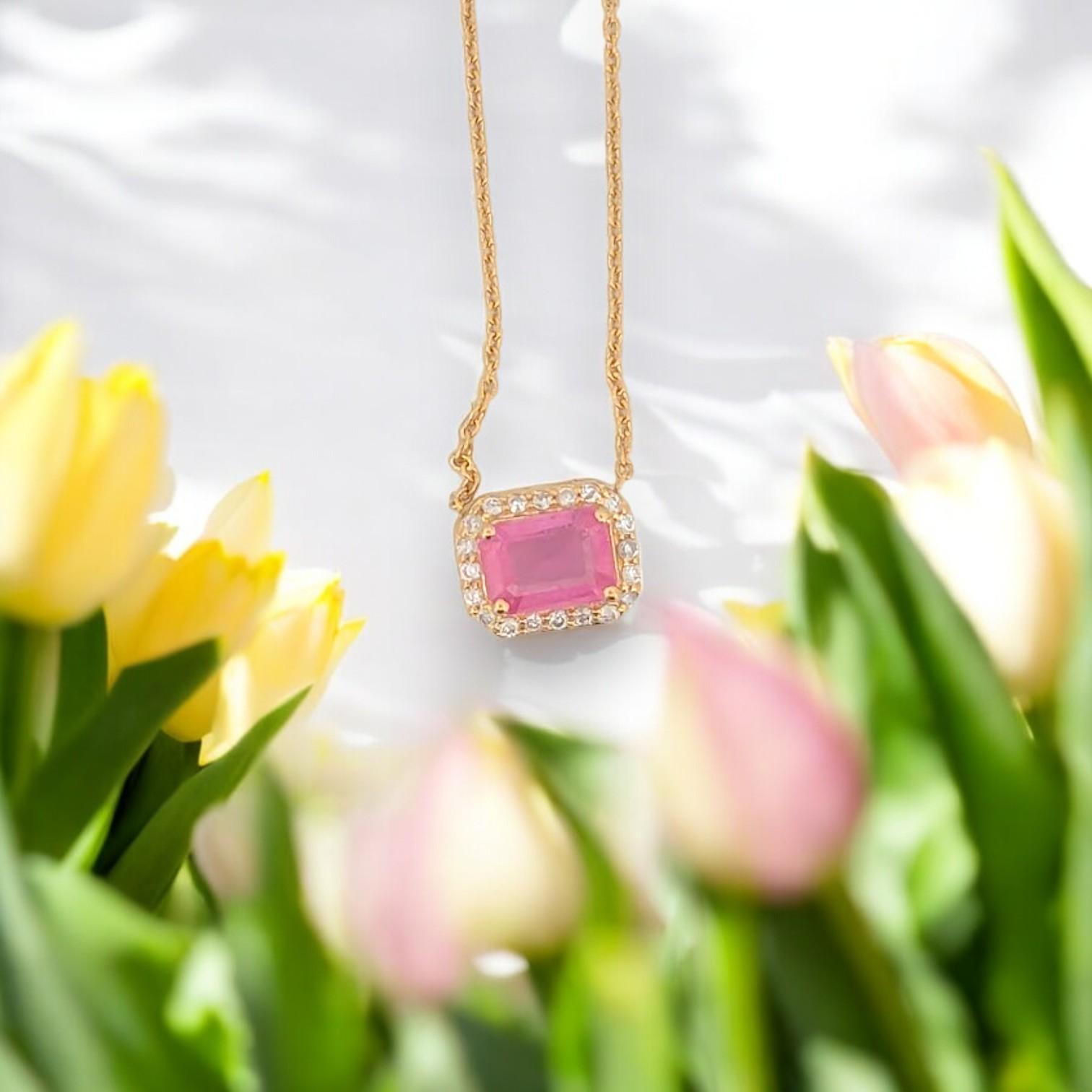 Cet éblouissant collier en or jaune 14 carats présente un brillant saphir rose de 1,00 CT serti dans un chic pendentif stationnaire, rehaussé de diamants naturels de 1,13 CTW pour un maximum d'éclat. Monté sur une chaîne réglable de 16 à 18 pouces,