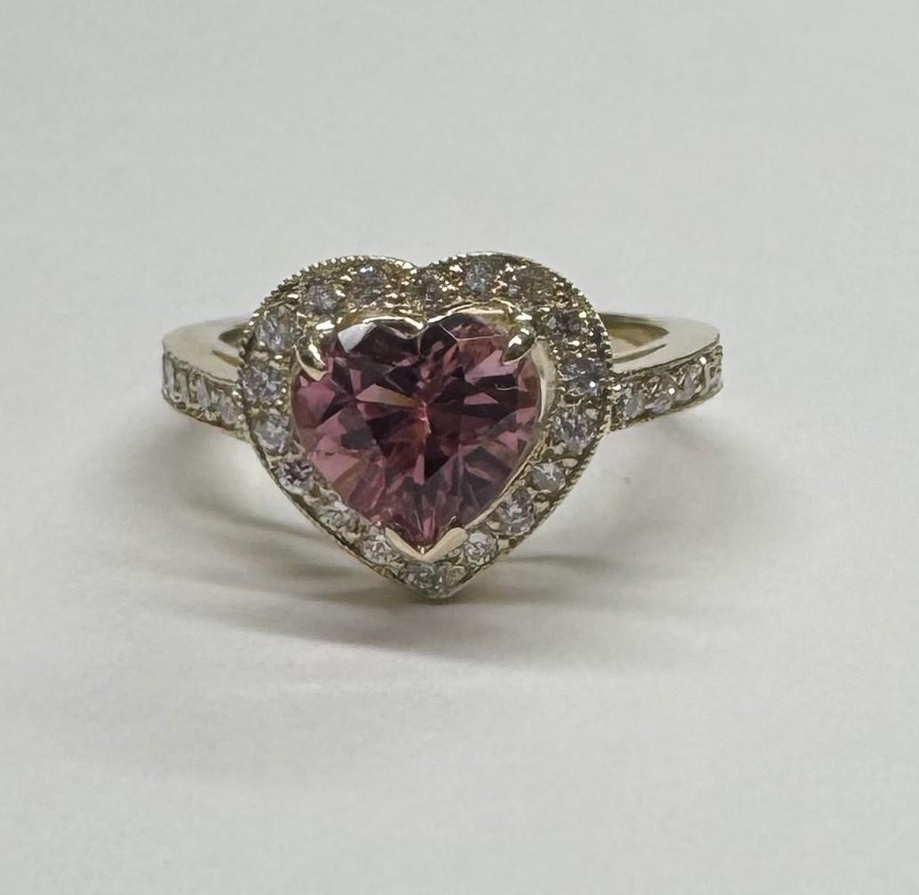 14k Gelbgold rosa Turmalin und Diamant-Ring, mit 1 Herzform geschnitten rosa Saphir von Edelstein-Qualität mit einem Gewicht von 2,06cts. und 34 runde Vollschliff Diamanten von sehr feiner Qualität mit einem Gewicht von .54pts.  Dieser Ring ist eine