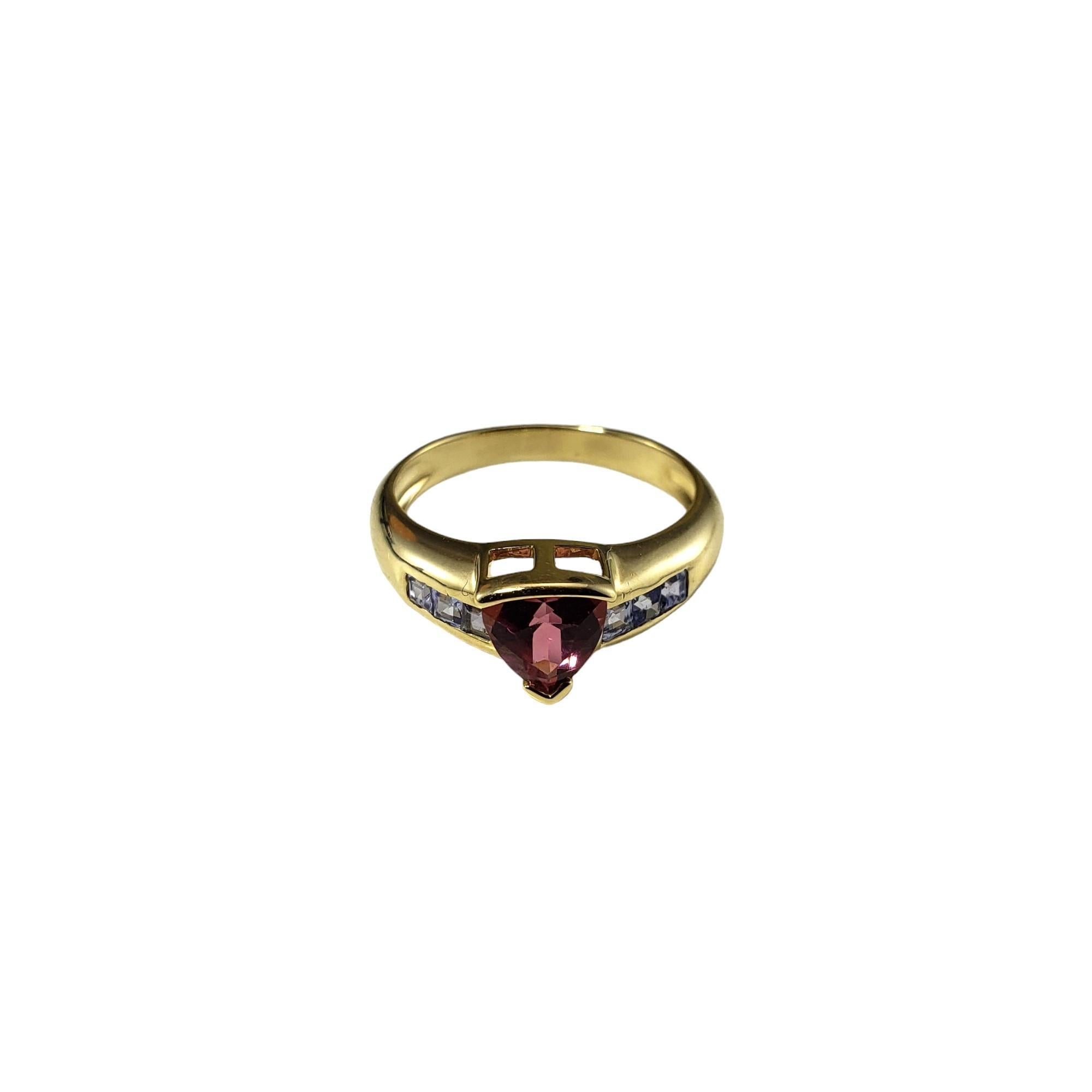 Vintage 14K Gelbgold rosa Turmalin und Tansanit Ring Größe 7-

Dieser atemberaubende Ring besteht aus einem dreieckig geschliffenen rosa Turmalin (7 mm x 7 mm) und sechs quadratisch geschliffenen Tansaniten, gefasst in klassischem 14-karätigem