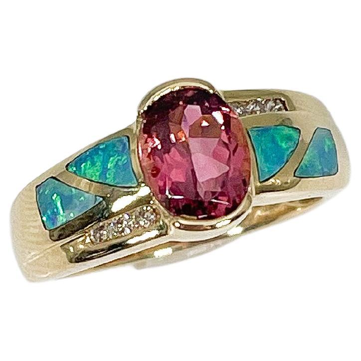Ring aus 14 Karat Gelbgold mit rosa Turmalin, Diamant und Opal 