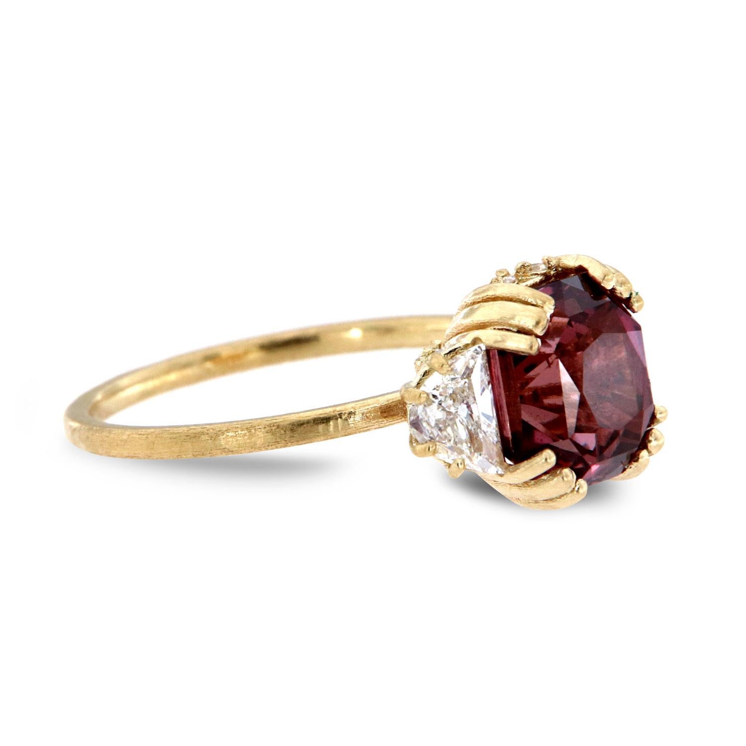 Taille coussin antique Bague en or jaune 14 carats avec saphir violet rosé et diamant GIA « Center 3,59 CT » en vente