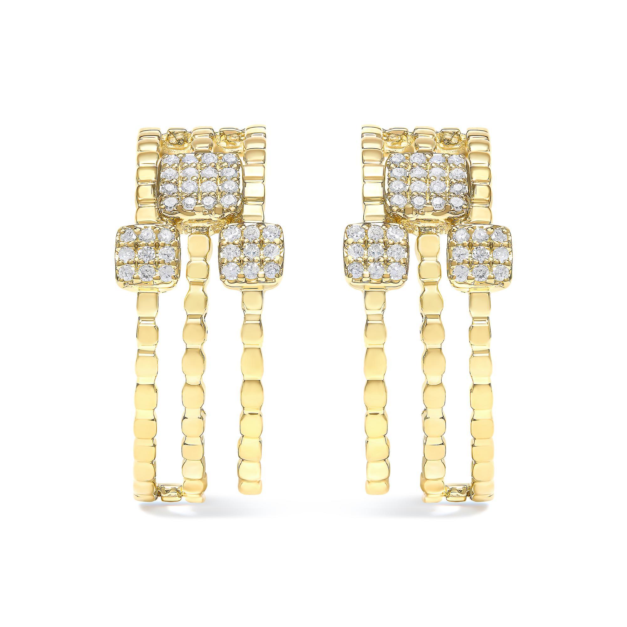 Découvrez l'harmonie exquise de l'artisanat et du style avec ces élégantes boucles d'oreilles pendantes, fabriquées de main de maître en argent sterling .925 avec un luxueux placage en or jaune 14K. Ces pièces captent la lumière et le regard grâce à