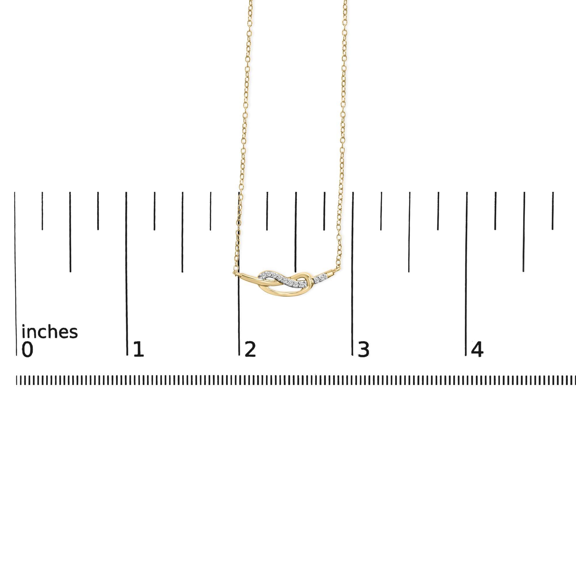 Collana con ciondolo Infinity in argento 925 placcato oro giallo 14K con accenti di diamanti In condizioni Nuovo a New York, NY