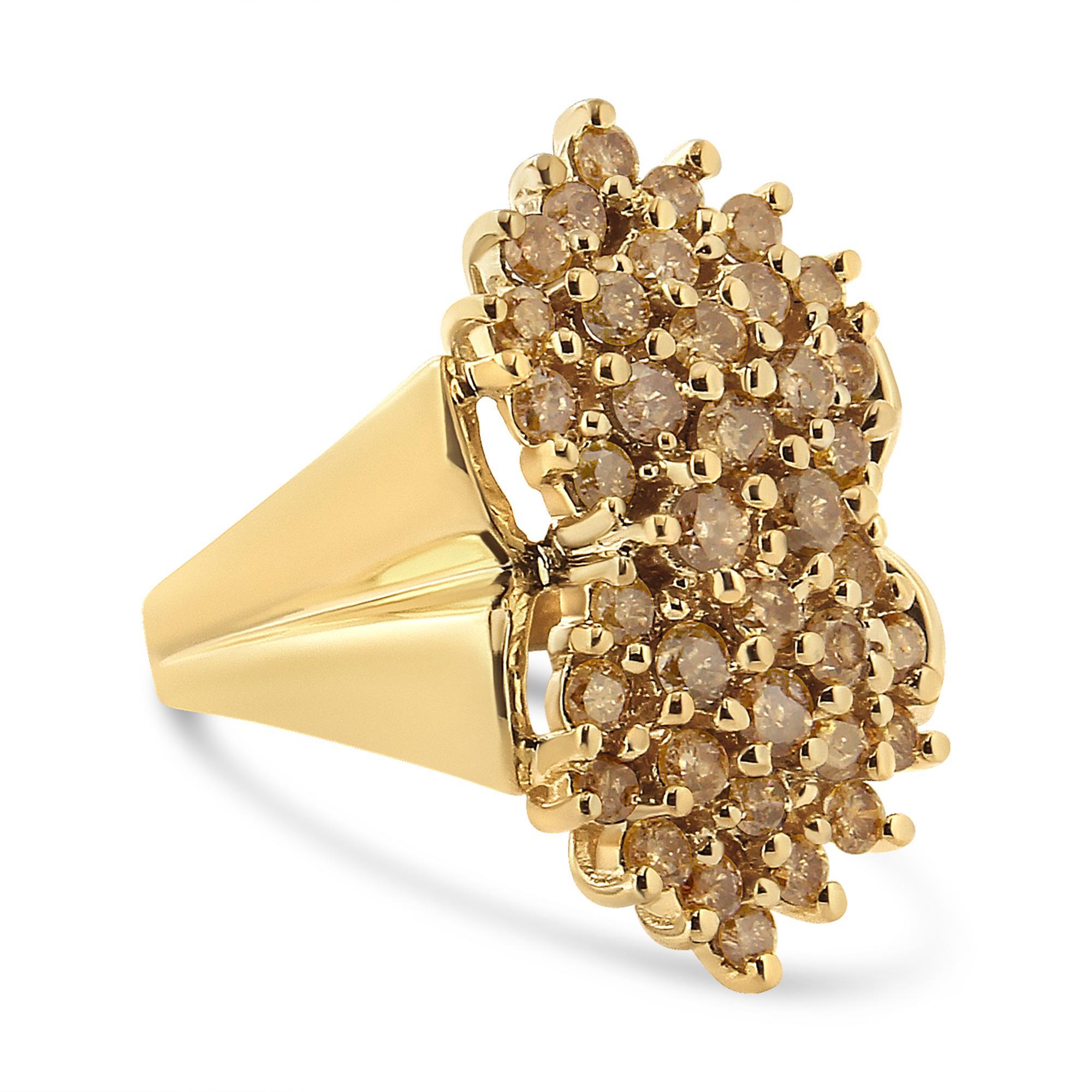 Cette bague en forme de grappe de diamants brillants et audacieux vous impressionnera ! Cette pièce est fabriquée en argent sterling véritable .925 et plaquée d'or jaune 14k étincelant, un métal qui ne ternira pas pendant des années. La grappe