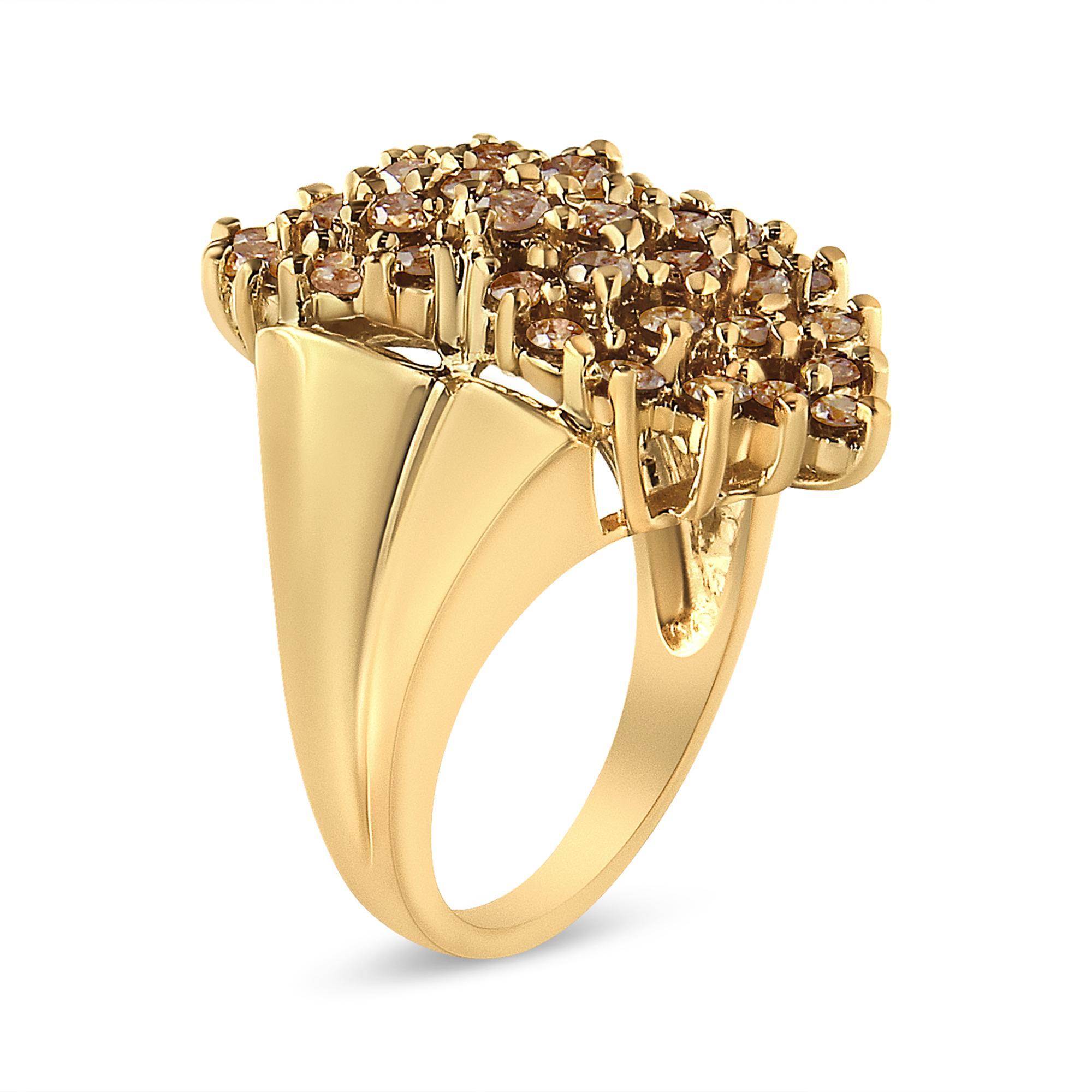 Moderne Bague en argent sterling plaqué or jaune 14K 1 1/2 Cttw Diamond Cluster Ring en vente