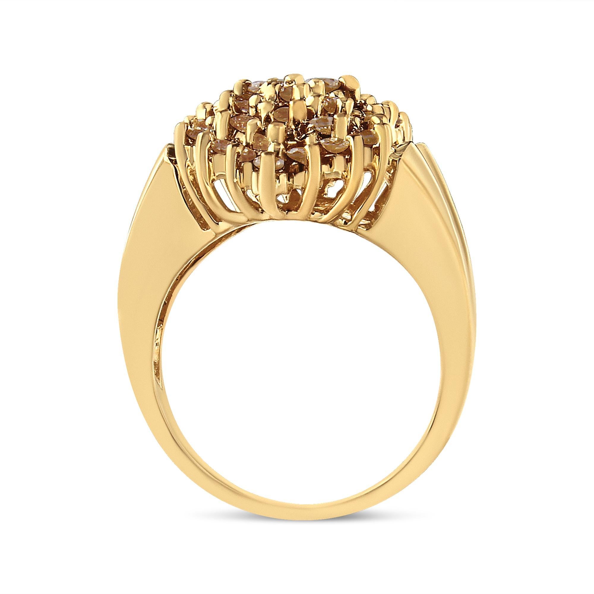 Taille ronde Bague en argent sterling plaqué or jaune 14K 1 1/2 Cttw Diamond Cluster Ring en vente