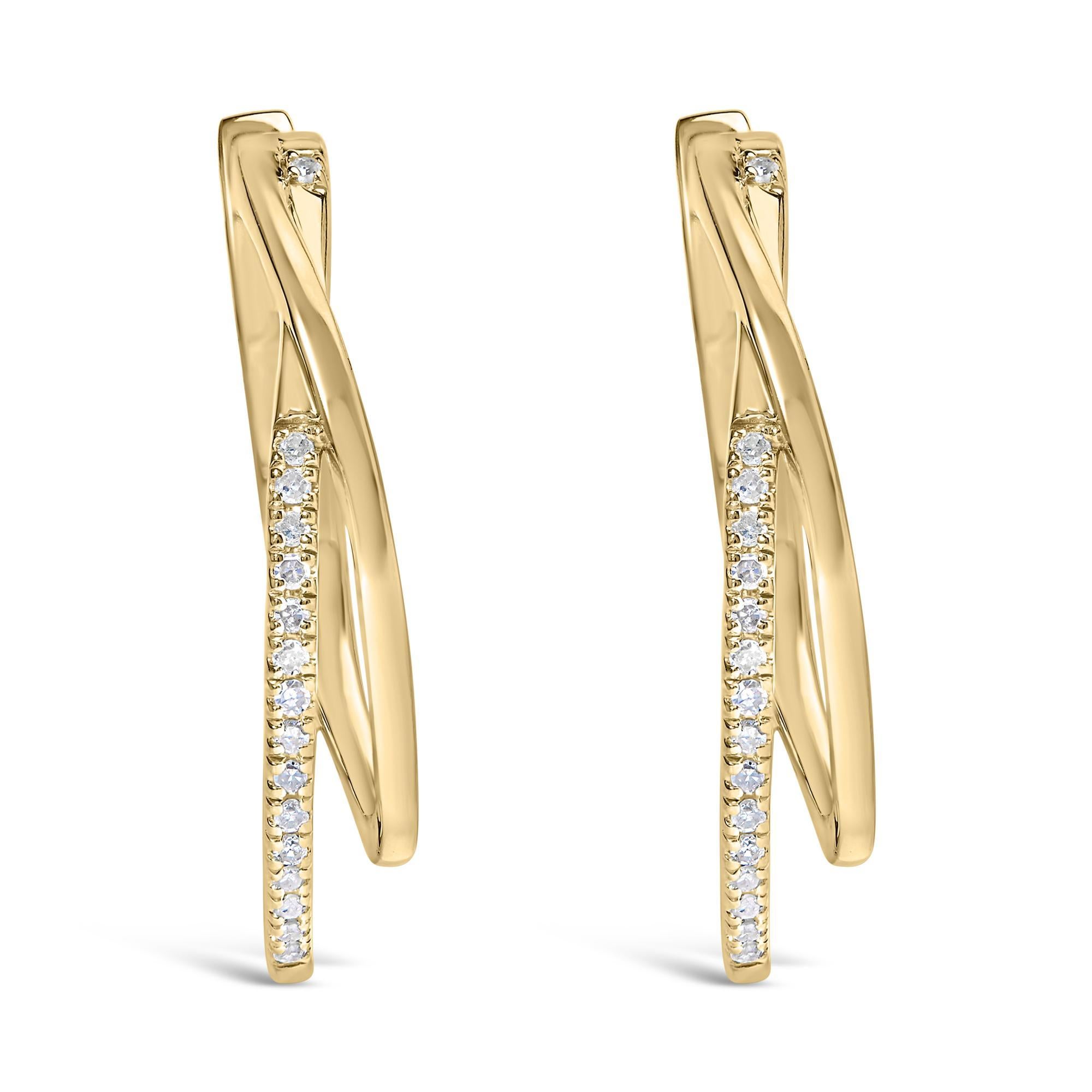 Découvrez l'allure enchanteresse de ces élégantes boucles d'oreilles, une symphonie de sophistication encapsulée dans un placage d'or jaune 14K sur la beauté durable de l'argent sterling .925. Les diamants naturels, resplendissant d'une couleur H-I