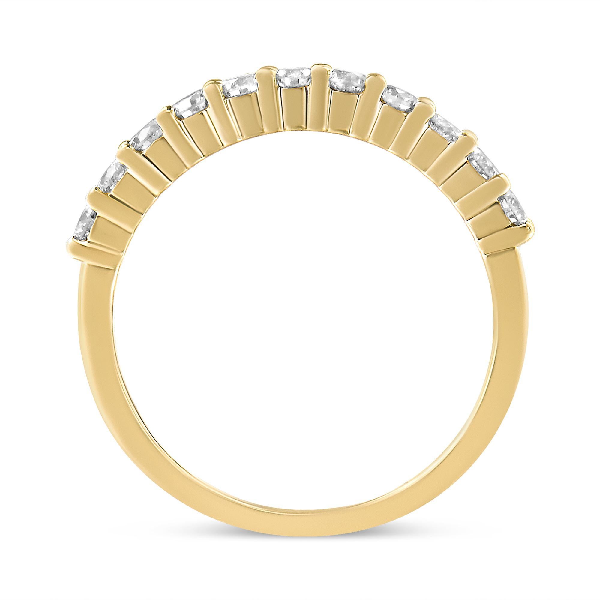 Moderno Anello a fascia con 11 pietre di diamante, placcato in oro giallo 14K e argento 925, con 1/2 cttw di diamanti in vendita