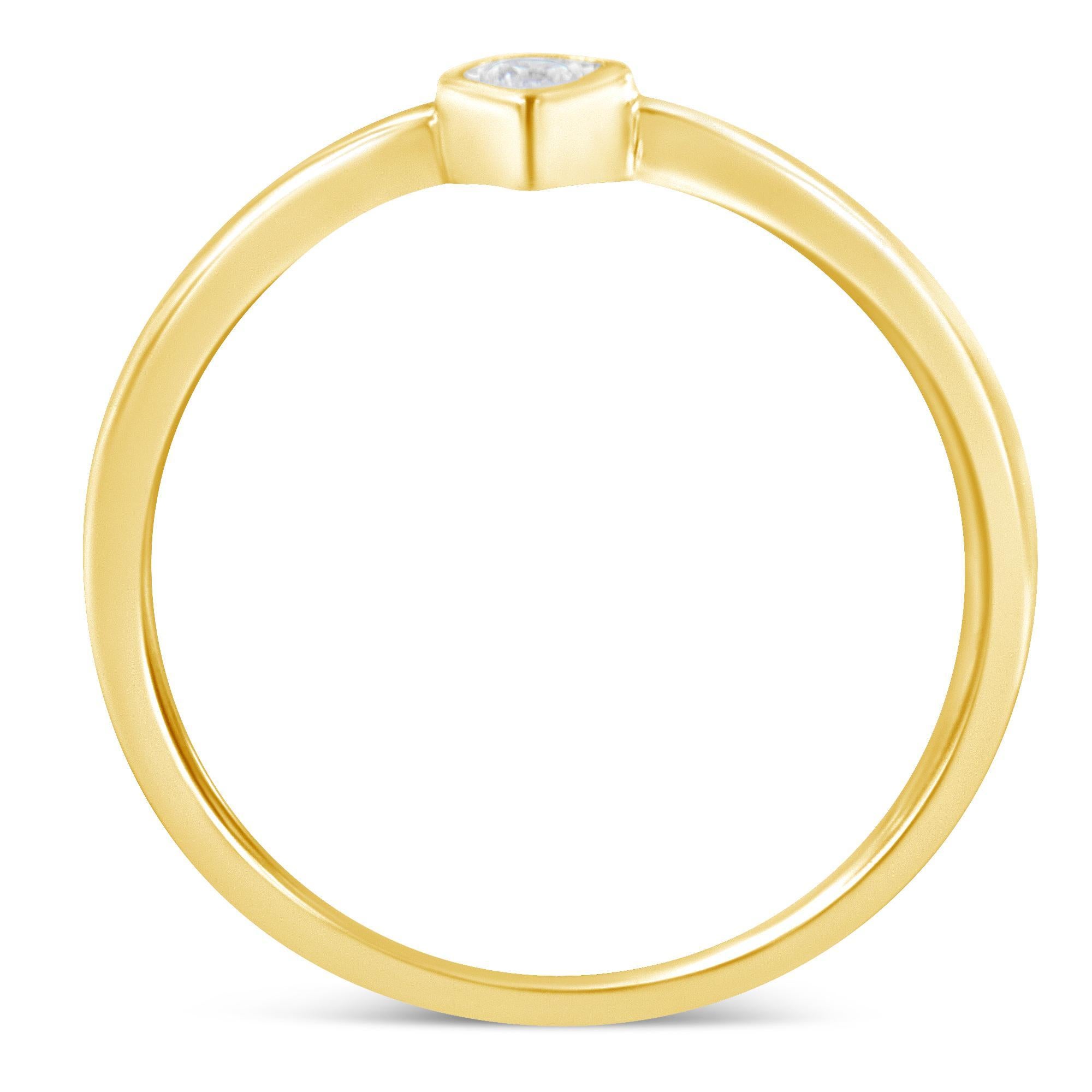 Dieser zarte Ring ist mit einem funkelnden weißen Diamanten besetzt, der in ein Band aus 2 Mikron 14 Karat vergoldetem Sterlingsilber eingefasst ist. Die wunderbare Fassung hebt den Solitärdiamanten mit einem Gewicht von 0,05 Karat