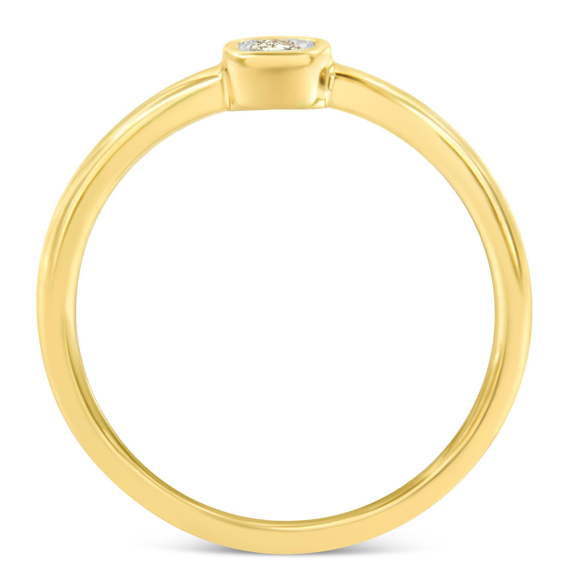 Anillo de compromiso de plata de ley .925 bañado en oro amarillo de 14 quilates y engastado con diamantes de 1/20 quilates Moderno en venta