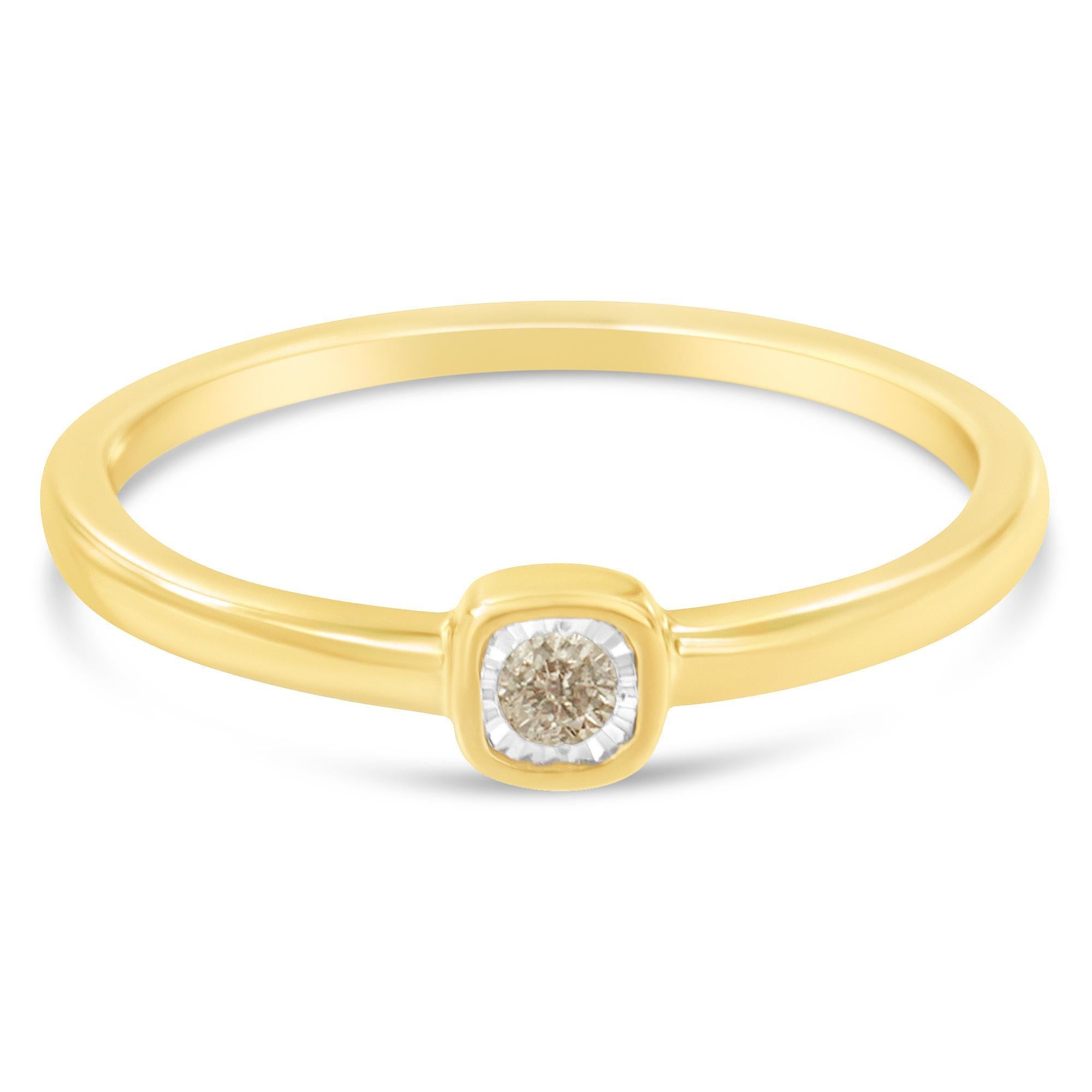 Anillo de compromiso de plata de ley .925 bañado en oro amarillo de 14 quilates y engastado con diamantes de 1/20 quilates Corte redondo en venta