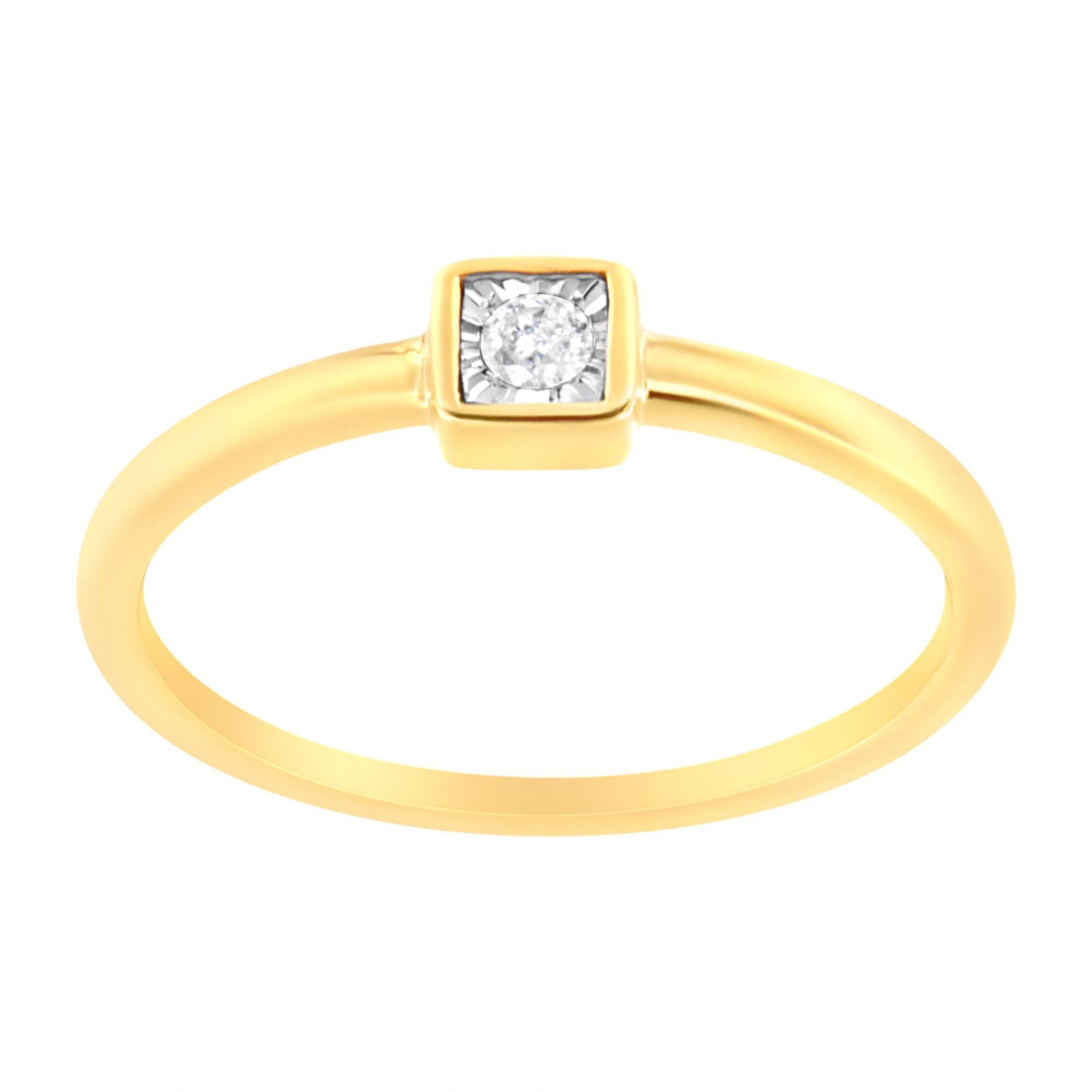 Ein klassischer Look für ein klassisches Mädchen. Dieser Versprechensring aus 14-karätigem, gelbvergoldetem 925er Sterlingsilber verfügt über einen schimmernden, runden Solitärdiamanten von 0,05 Karat in einer einzigartigen Miracle Plate-Fassung für