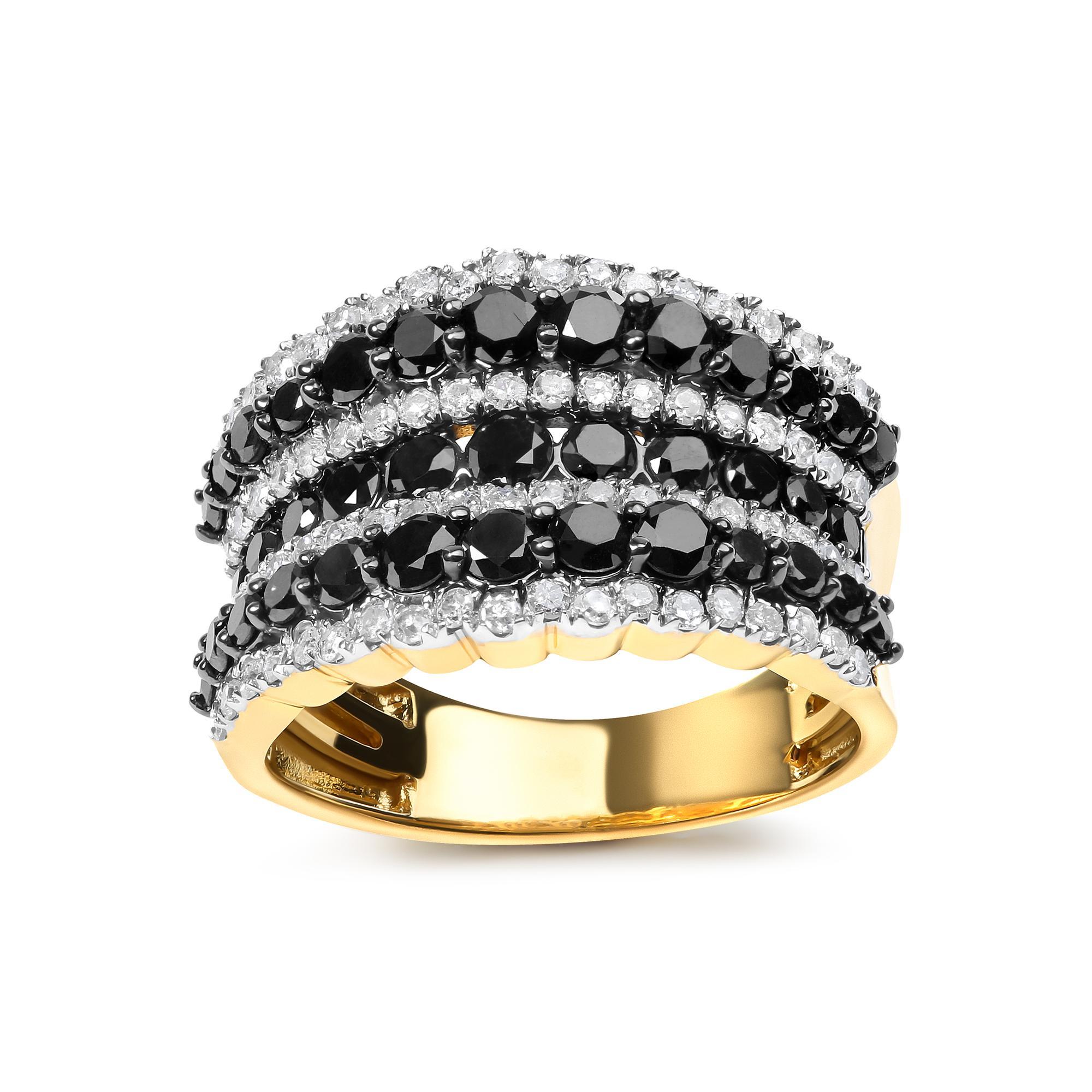 Laissez-vous séduire par le luxe exquis de notre bague à plusieurs rangs, un chef-d'œuvre de joaillerie fine qui respire l'opulence et la sophistication. Fabriquée en argent sterling .925 plaqué or jaune 14 carats, cette bague présente un anneau à