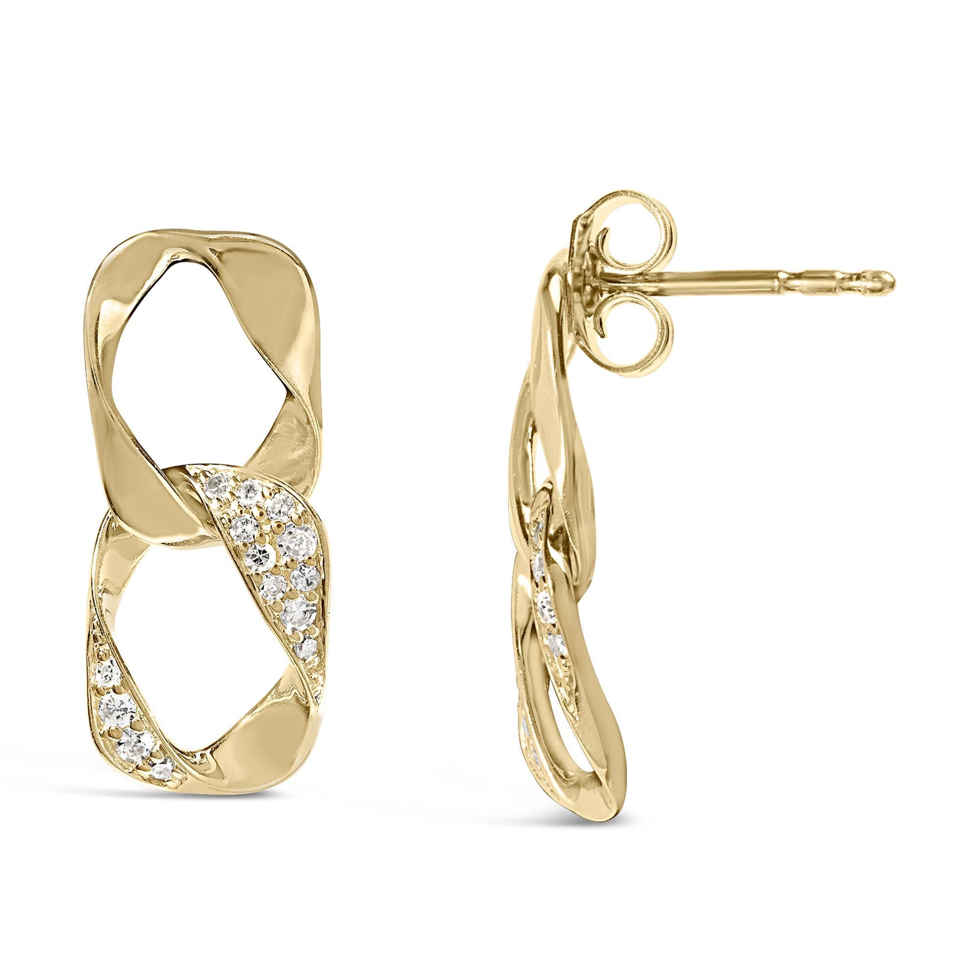 Plongez-vous dans l'allure luxueuse de ces boucles d'oreilles pendantes, chacune façonnée en argent sterling .925 plaqué or jaune 14 carats. Imaginez la délicate danse de la lumière qui capture la splendeur des diamants naturels, totalisant 1/5