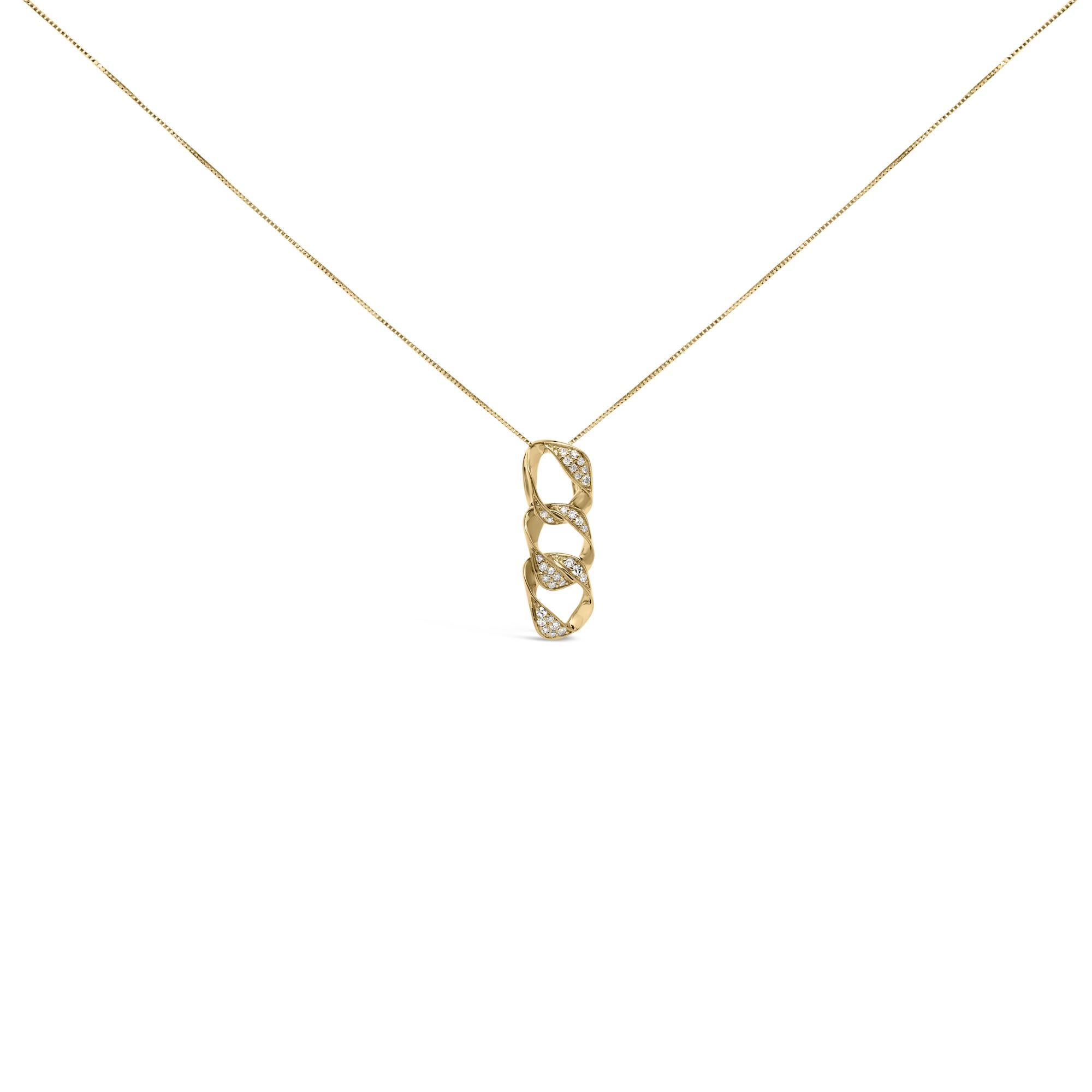 Scopri l'arte e il fascino di questa squisita collana con ciondolo in argento 925, placcata in radioso oro giallo 14 carati. Il suo pendente unico vanta tre cerchi asimmetrici intrecciati, ognuno dei quali è meticolosamente ornato da diamanti