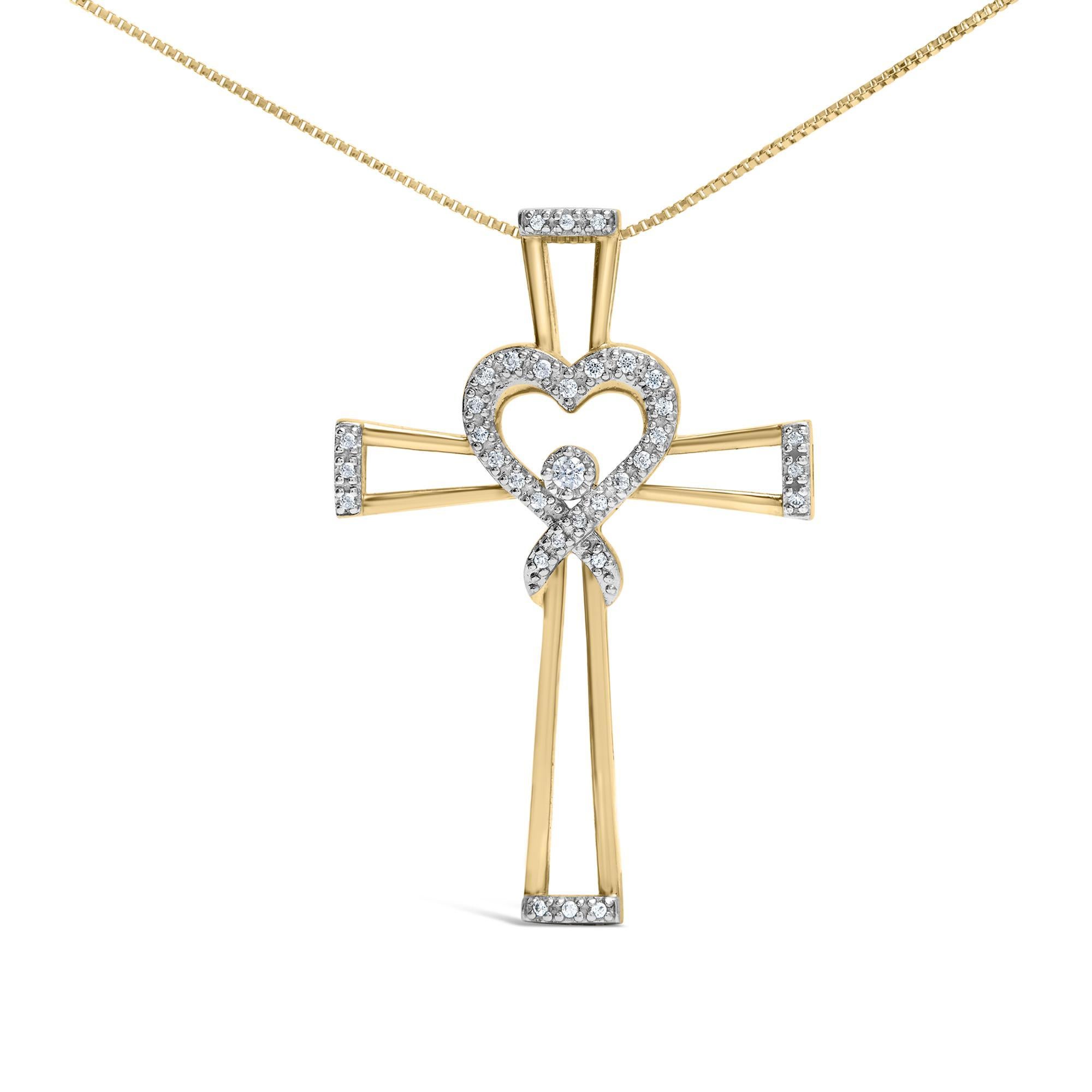 Avvolgi la tua scollatura con un arazzo di devozione ed eleganza con la nostra squisita collana, dove arte e fede si intrecciano. Realizzato in argento 925 e impreziosito da una lussuosa placcatura in oro giallo 14 carati, questo ciondolo fonde un