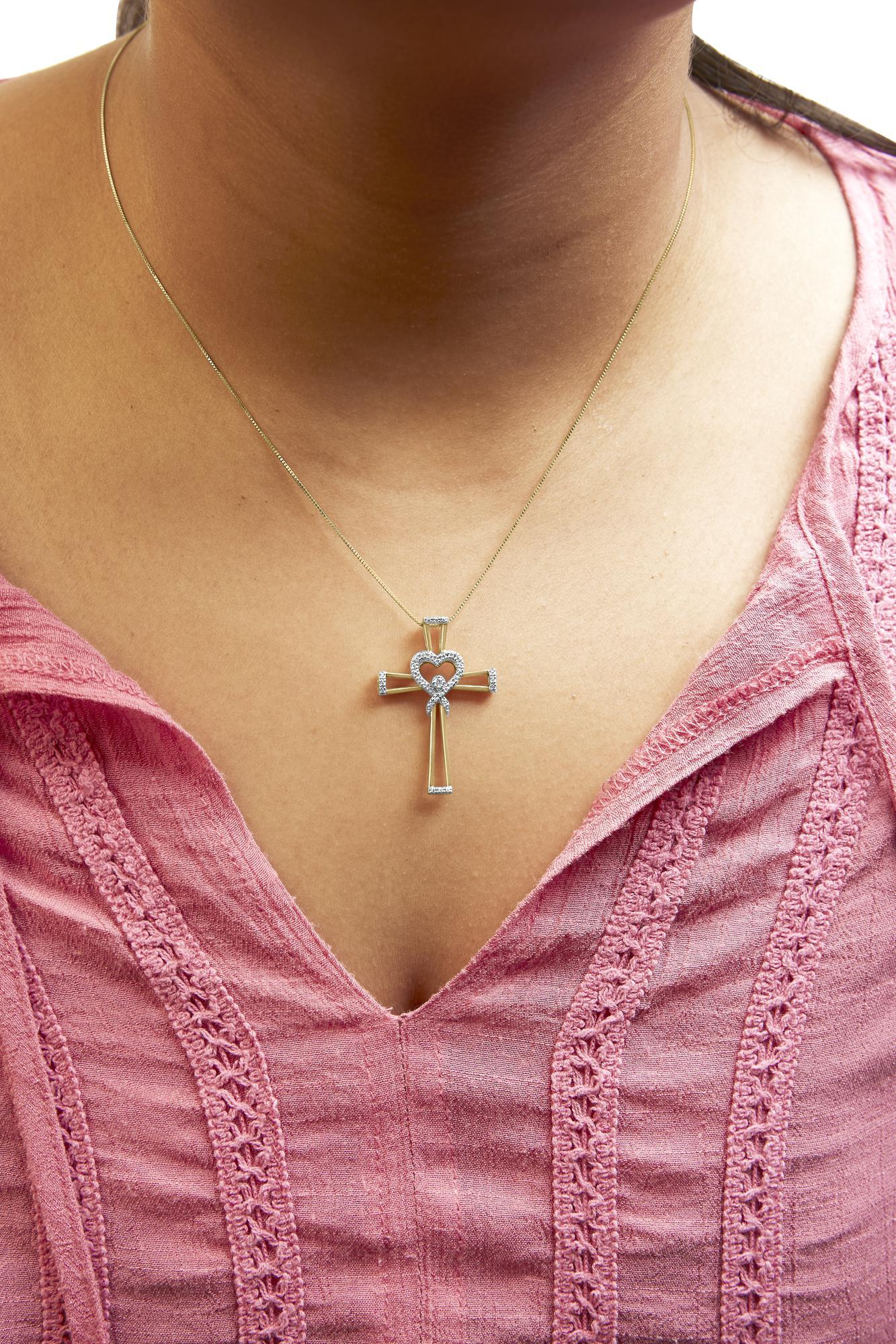 Taglio rotondo Collana con cuore in argento 925 placcato oro giallo 14K con 1/6 ctw di diamante in vendita