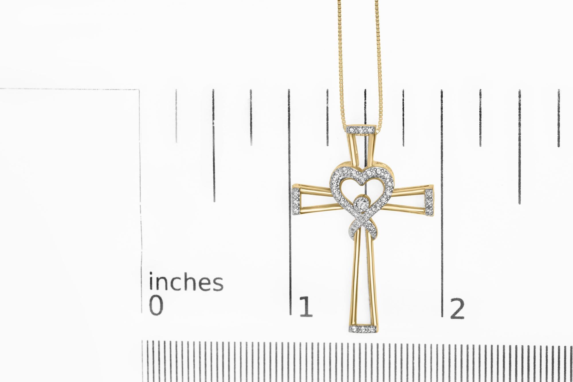 Collana con cuore in argento 925 placcato oro giallo 14K con 1/6 ctw di diamante In condizioni Nuovo in vendita a New York, NY