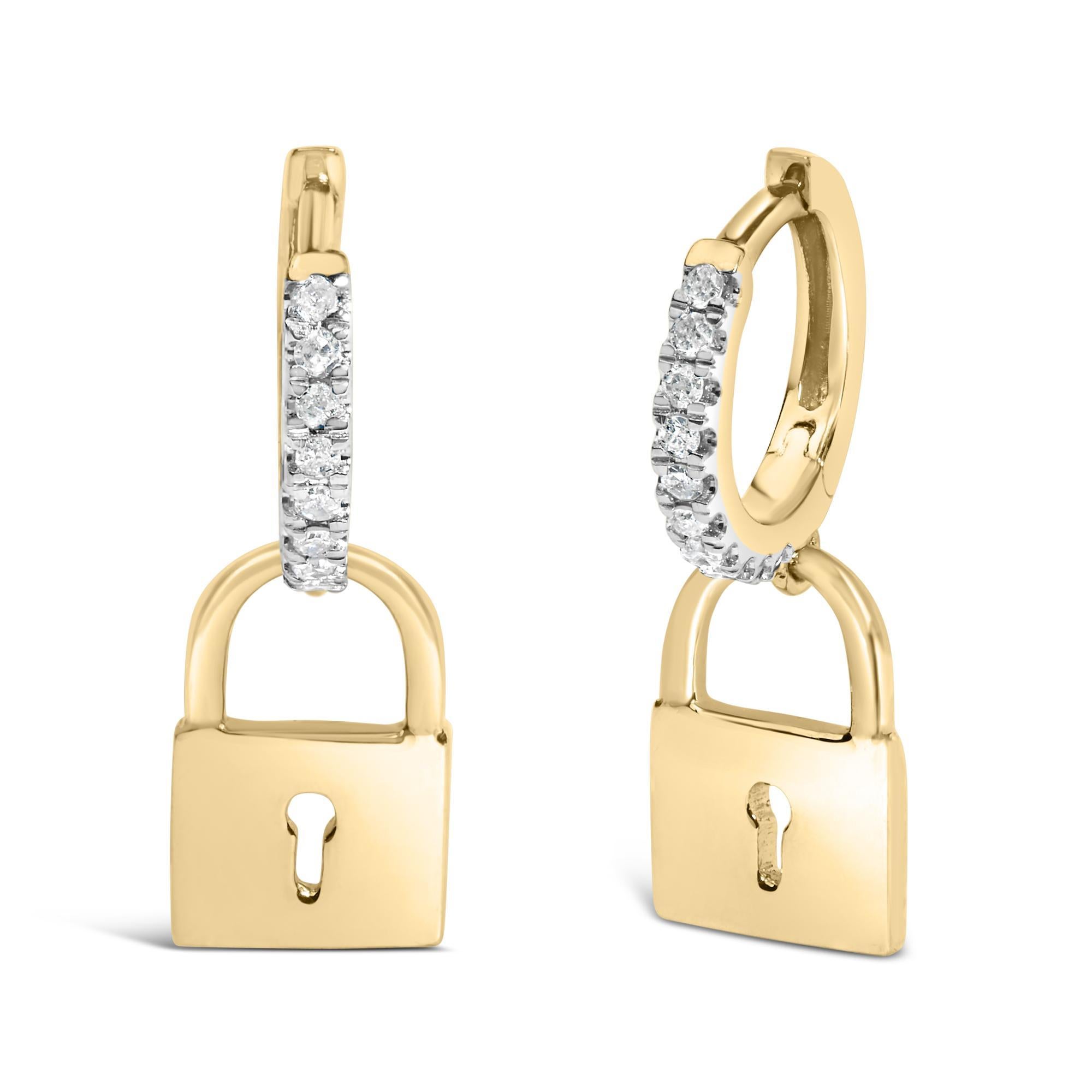 Scopri il fascino dell'eleganza con questi squisiti orecchini a cerchio in argento 925, impreziositi da una radiosa placcatura in oro giallo 14 carati. Meticolosamente disegnati per imitare i piccoli lucchetti, completi di un affascinante buco della